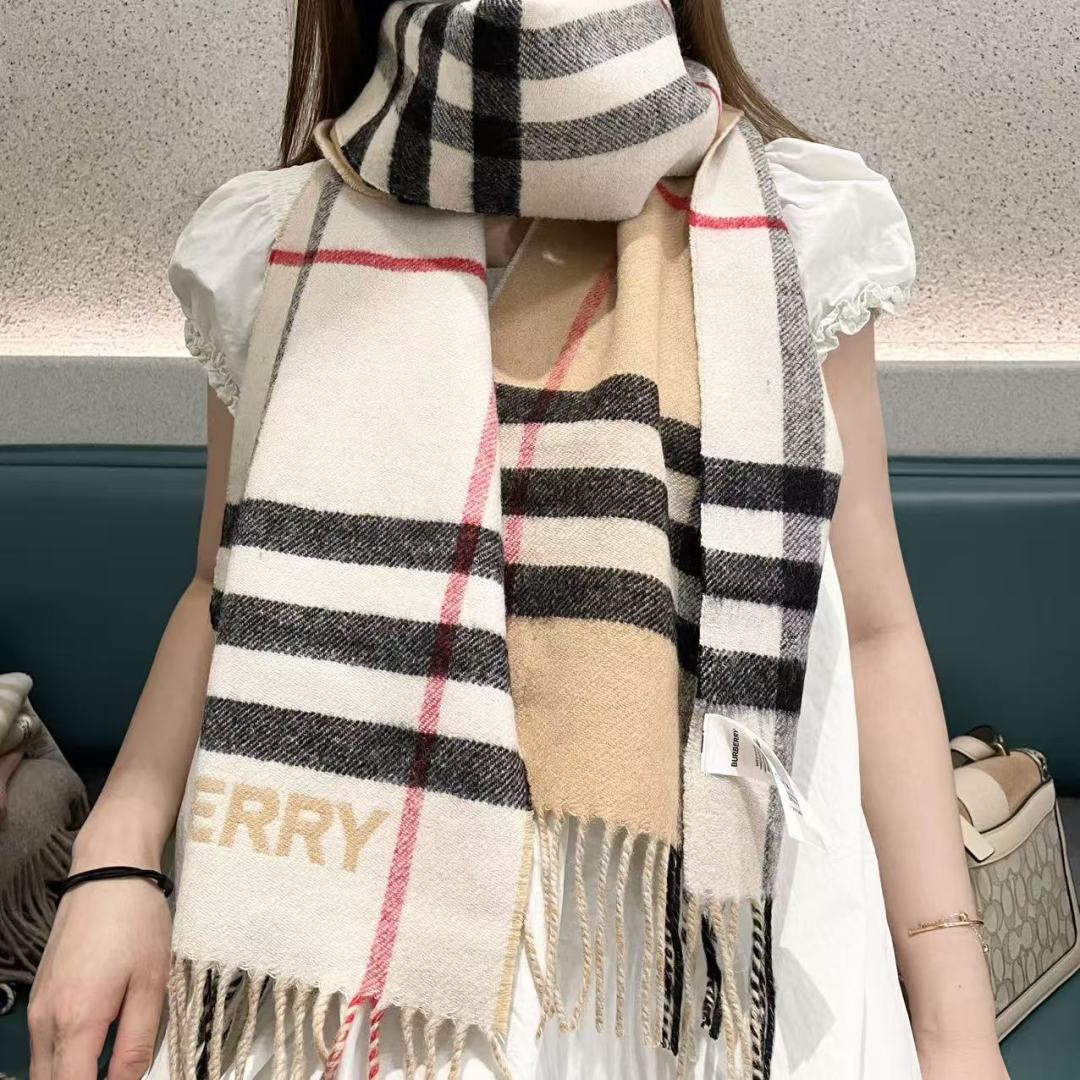 Burberry 匠心巨作🔥· 经典大格双面提花羊绒围巾👍完全等于2条围巾‼️品牌首席创意总监Ricca