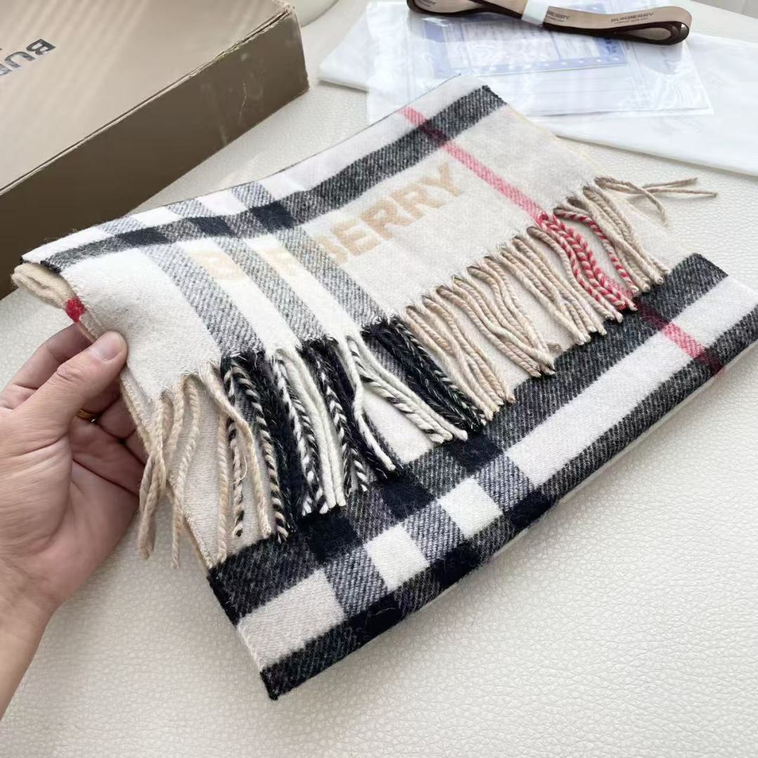 Burberry 匠心巨作🔥· 经典大格双面提花羊绒围巾👍完全等于2条围巾‼️品牌首席创意总监Ricca
