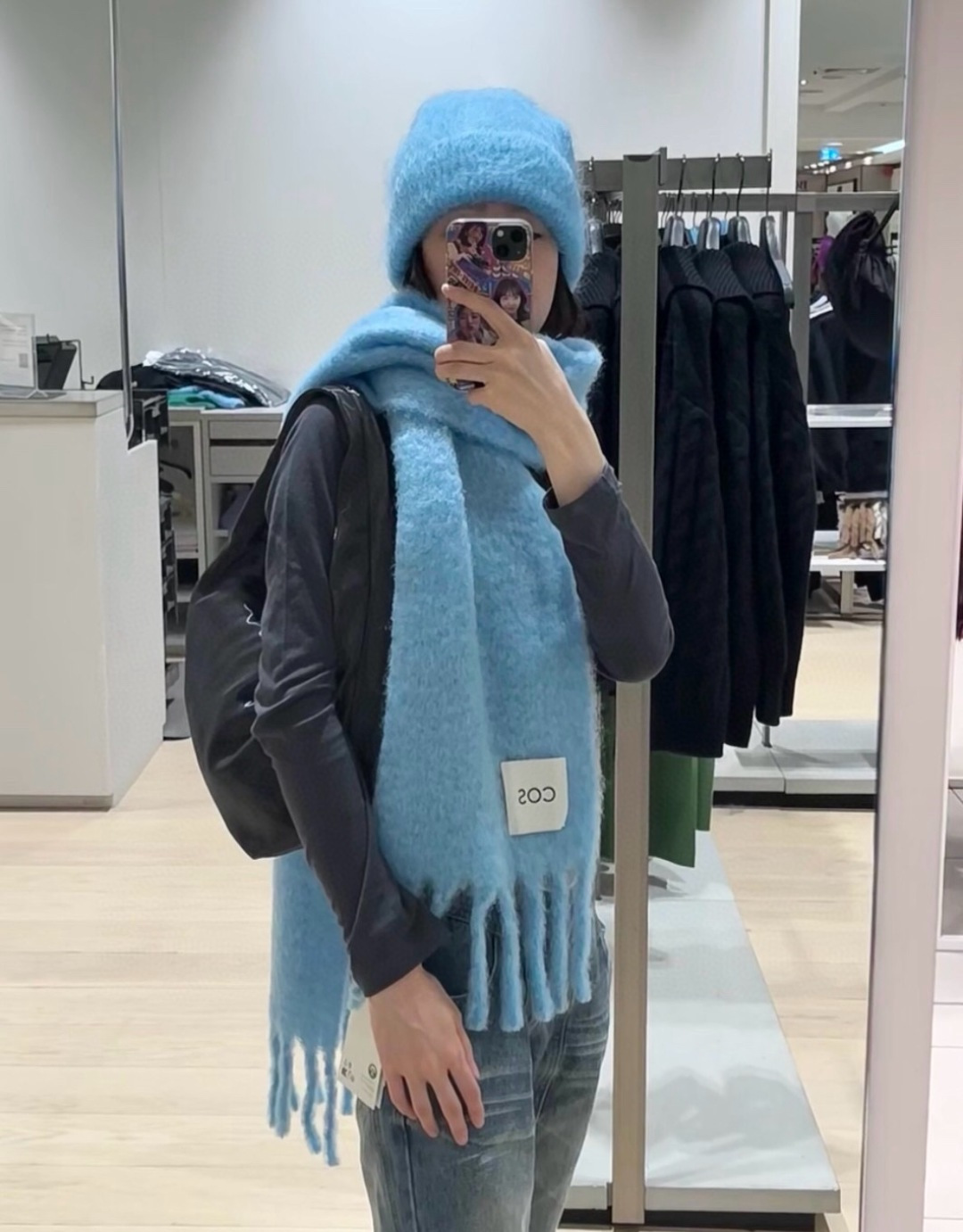 NO:580746,2025 Xiaohongshu’s most popular model COS brand classic large Saturn mohair scarf Vivienne Westwood Queen Mother Saturn British fashion designer, the mother of punk fashion!  Fashionable style, strong quality, super beautiful design!  Simple and elegant, with exquisite embroidered logo, you don’t have to worry about it not looking good, because it has classic elements and a modern new design!  The perfect choice for gifts, fully showing your personality. The quality of the jewelry is very high. It gives people the aura of a famous brand and is also very exquisite. It can elevate the whole person to several levels. It is definitely worth buying. Size 30*180 high version scarf, high version scarf198609092025小红书走火爆款 COS品牌 经典大土星马海毛围巾 vivienne westwood西太后土星 英国时装设计师,时装的朋克之母！时尚潮流风格,品质强大,超美的设计！简约大气刺绣Logo精致这个款不用担心不好看,因为经典的元素洋气的新设计！赠礼的完美之选,充分展现个性风范.品质非常整个首饰给人大牌气场的同时又非常精致,让整个人的层次提升好几个level绝对值得入手 尺寸30*180高版本围巾,高版本围巾,scarf