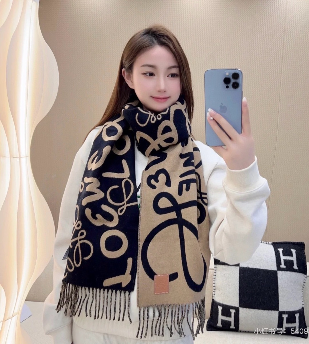 NO:580749,The top original unisex model Loewe [LW striped long scarf] is very lucky to get something from this brand. It is really rare. We rarely make orders in China, and the styles are really poor. Loewe is Spain's top luxury brand, adhering to tradition, craftsmanship, enthusiasm, and exuding a unique Spanish aristocratic atmosphere! This model is customized for the windows of the Barcelona counter! The overall composition of the scarf is their brand’s most classic LOGO style design. Specification 32x180, material cashmere high version scarf, high version scarf, loewe19860909顶级原单中性款罗意威【LW条纹长巾】很幸運拿到這個品牌的東西,真的不多見,很少在國內做訂單,款式真的少的可怜羅意威作為西班牙的頂尖奢侈品牌,秉承傳統,技藝,熱誠,散髮獨特的西班牙貴族氣息！本款為巴塞羅納專櫃的櫥窗定制款！围巾整体构图为他们品牌最经典的LOGO风格设计.规格32x180,材质羊绒高版本围巾,高版本围巾,loewe,scarf