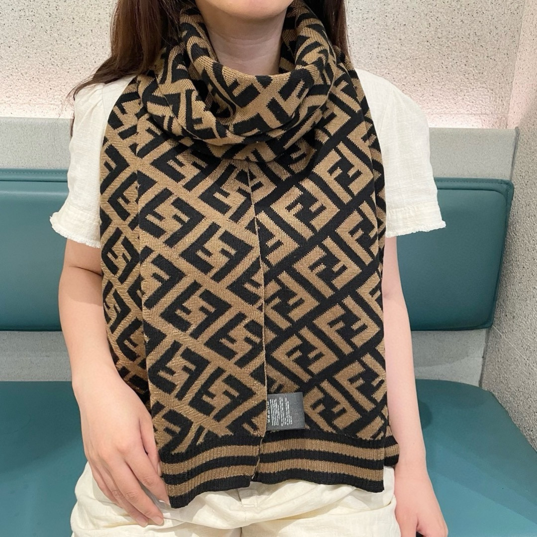 NO:580752,Fendi is the most popular presbyopic FF element style that can bring out the sense of luxury this year. The fashionable lady recommends ~ Fendi cashmere scarf ~ It really looks good with clothes. This color is also very suitable for daily wear. The fabric is soft and the quality is great. There are many pages of information on this scarf on the main label ~ The details are great and it can be matched with all kinds of fashionable clothing in any size ~ Goddess of God recommends 36*180cm cashmere scarf, high version scarf, high version scarf, fendi, fendi19860909芬迪 最能碰撞出高级感今年最流行的老花FF元素风格,时髦小姐姐推荐~Fendi 羊绒围巾~搭配服饰真的非常好看 ,这个色也是非常适合日搭的配色面料柔软,质量很赞,主标上很很多页此款围巾的信息~细节很棒随便围围就很大牌时髦范搭配各类服饰都能驾驭~男女神必入推荐36*180cm羊绒围巾尺寸高版本围巾,高版本围巾,fendi,fendi,scarf
