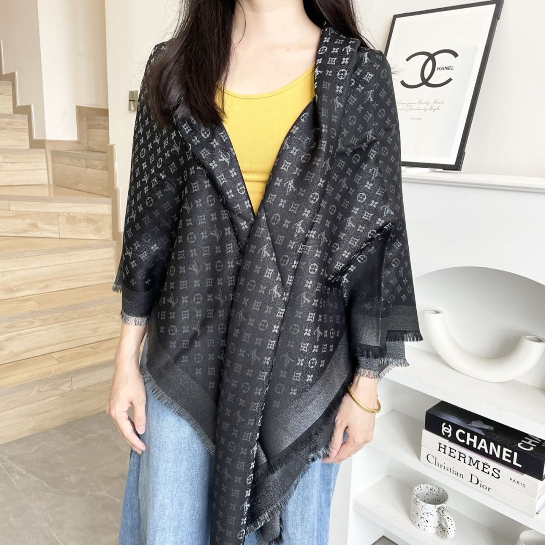 NO:580754,Square scarf] LV shawl's classic gold silk with the gorgeous texture of silk and wool blends, suitable for matching with ready-to-wear and accessories series. Size 140 x 140cm Fabric 57 wool, 43 silk high version scarf, high version scarf, louis vuitton, real silk, shawls19860909方巾】LV披肩经典金丝搭配丝毛混纺的华美质感,与成衣和配饰系列单品搭配相宜. 尺寸140 x 140cm 面料 57羊毛,43真丝高版本围巾,高版本围巾,louis vuitton,real silk,shawls,scarf