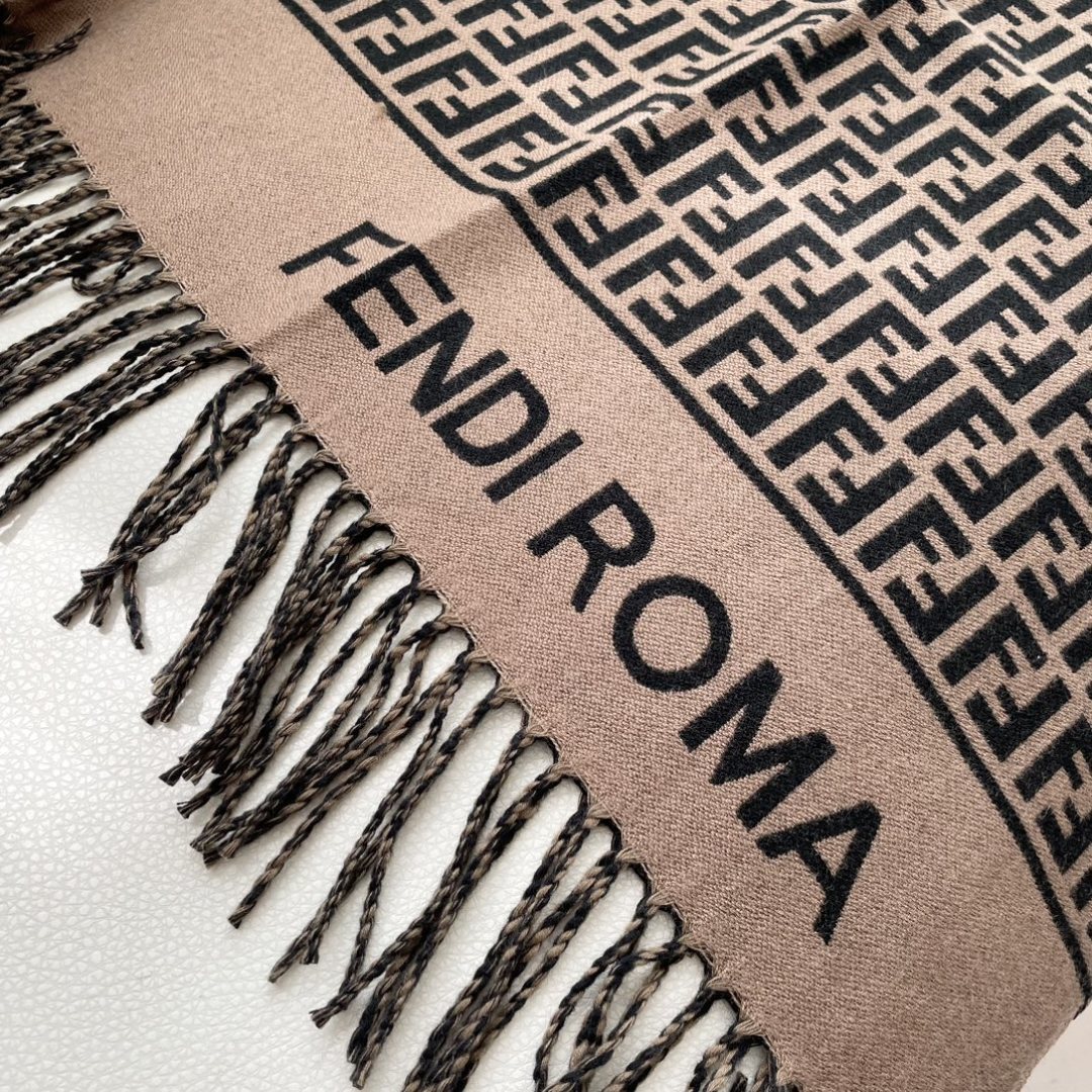 ✨✨爆款来了新款免代购❗️极品‼️重磅最新经典FF字母元素羊毛斗篷，大极品‼️F主打的斗篷，专柜也是刚上