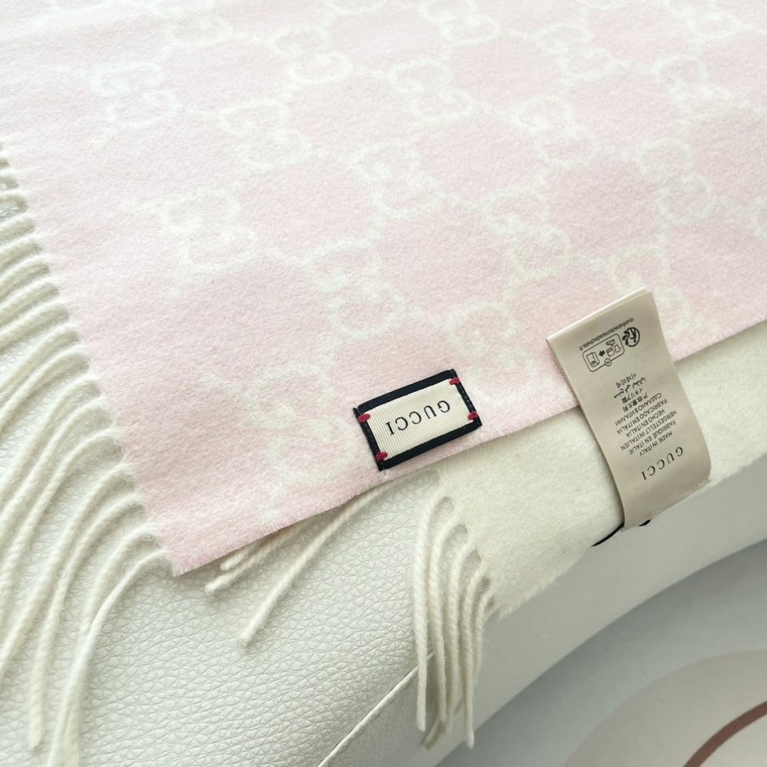 GUCCI（古奇）完美渐变！代购级别！最新双面两用古驰围巾，永远加分的G秋冬单品！各种穿衣风格都可以和她