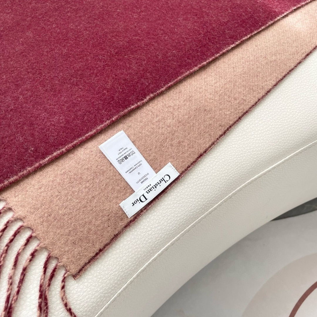 迪奥（Dior）明星同款dd围巾。经典款永远不会过时，而且超百搭。超级好看！！果断自留！精致散须 率真不