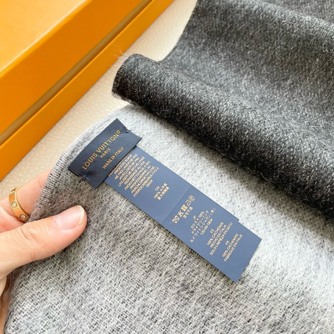 100%山羊绒 2024Lv家 顶级山羊绒，新款男女通用情侣款👫重磅推荐💥 经典的条纹格子，搭配任何衣服
