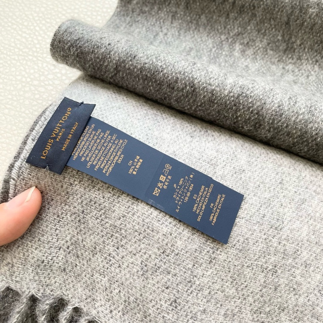 100%山羊绒 2024Lv家 顶级山羊绒，新款男女通用情侣款👫重磅推荐💥 经典的条纹格子，搭配任何衣服
