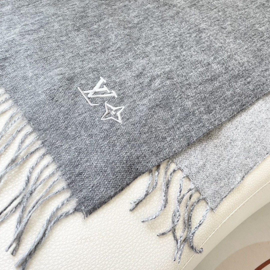 100%山羊绒 2024Lv家 顶级山羊绒，新款男女通用情侣款👫重磅推荐💥 经典的条纹格子，搭配任何衣服