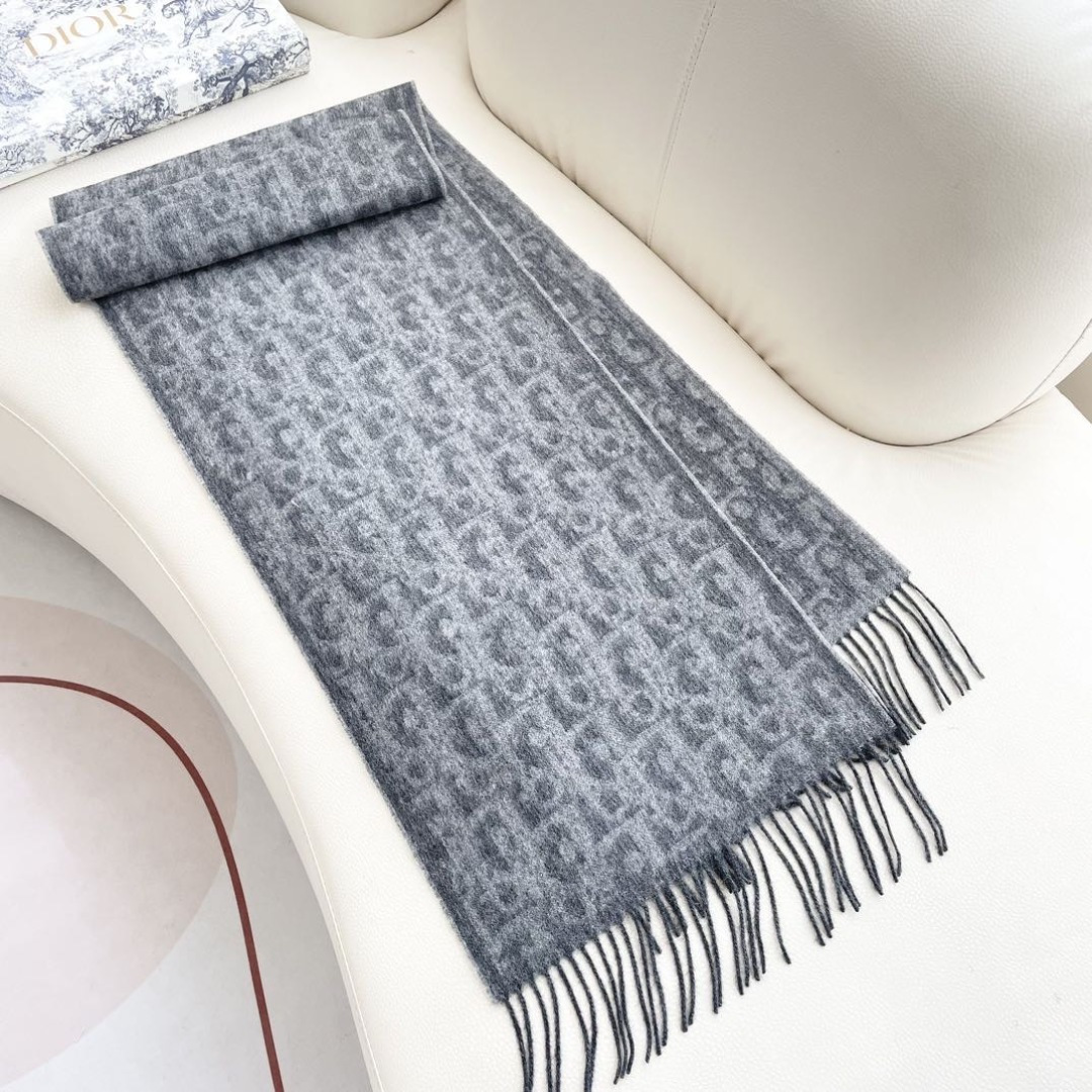 迪奥（Dior）明星同款dd围巾。经典款永远不会过时，而且超百搭。超级好看！！果断自留！精致散须 率真不