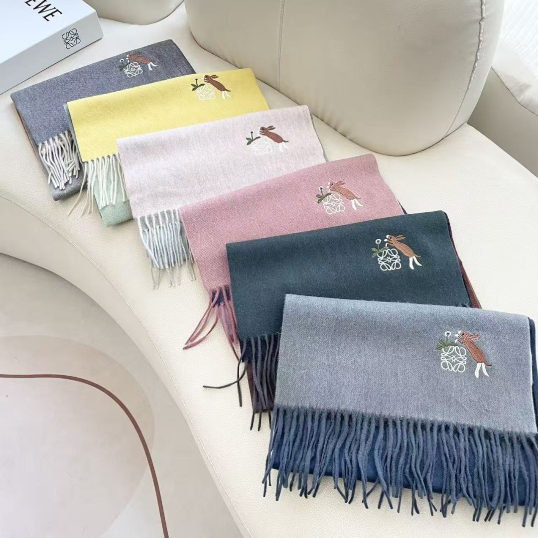 。爆款‼️顶级高尖端⚠️【LOEWE罗意威直供迪拜出口货‼️】🎀官网双面罗意威2025新品✨双面羊绒围巾