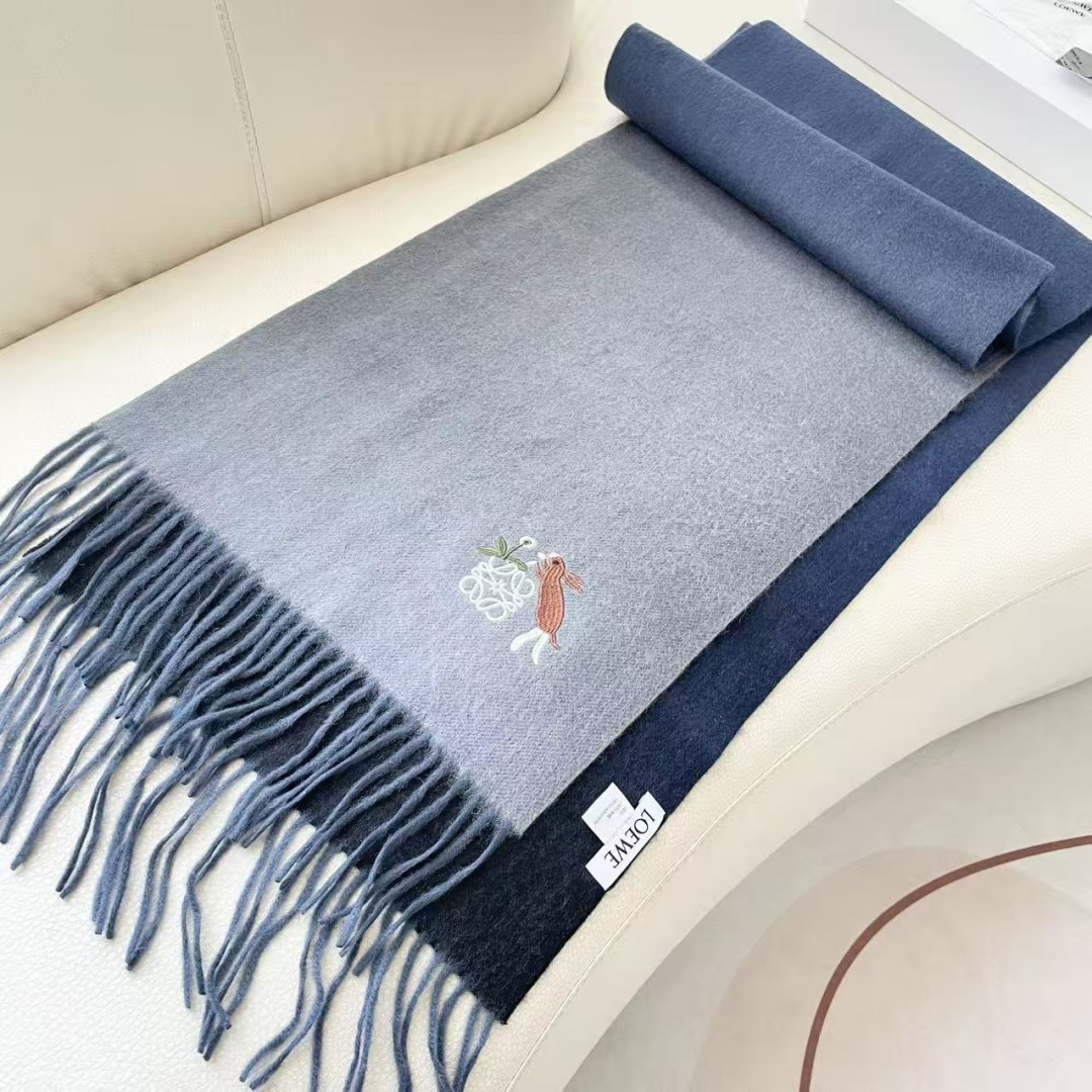 。爆款‼️顶级高尖端⚠️【LOEWE罗意威直供迪拜出口货‼️】🎀官网双面罗意威2025新品✨双面羊绒围巾