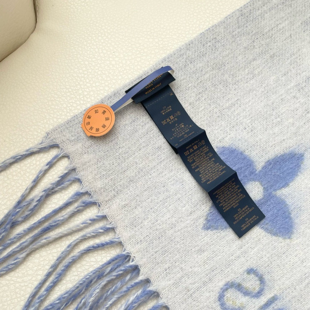 官网同步新款 原单【雷克雅维克铆钉版】此款 Studdy Reykjavik 围巾融入了摇滚元素，为寒冷