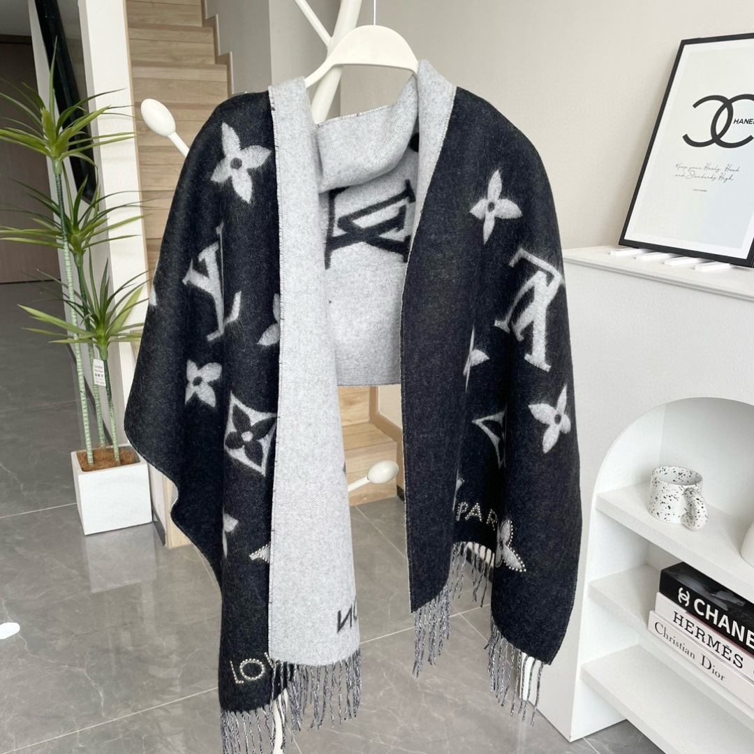 官网同步新款 原单【雷克雅维克铆钉版】此款 Studdy Reykjavik 围巾融入了摇滚元素，为寒冷