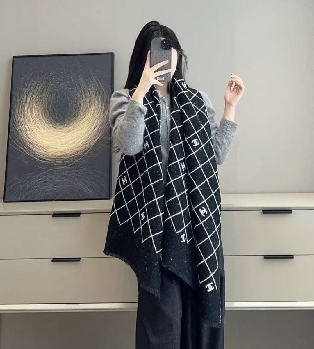 Chanel香家 高级舒适时髦气质，相信我的就收吧！香奈儿这款触动内心的柔美围巾，围巾配有双C光影下非常