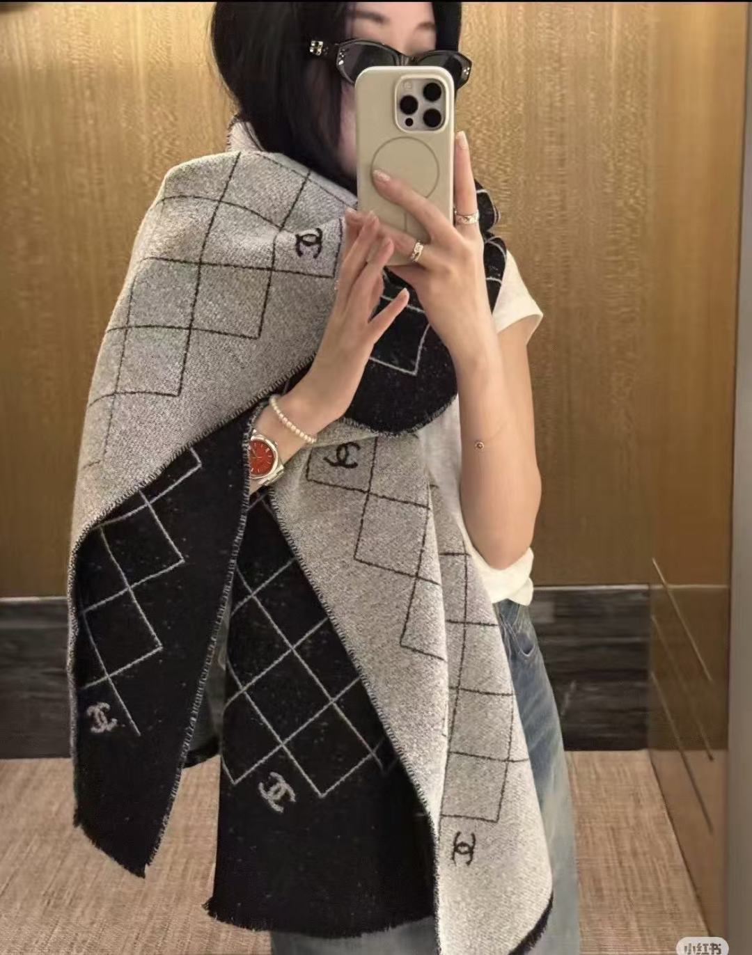 Chanel香家 高级舒适时髦气质，相信我的就收吧！香奈儿这款触动内心的柔美围巾，围巾配有双C光影下非常