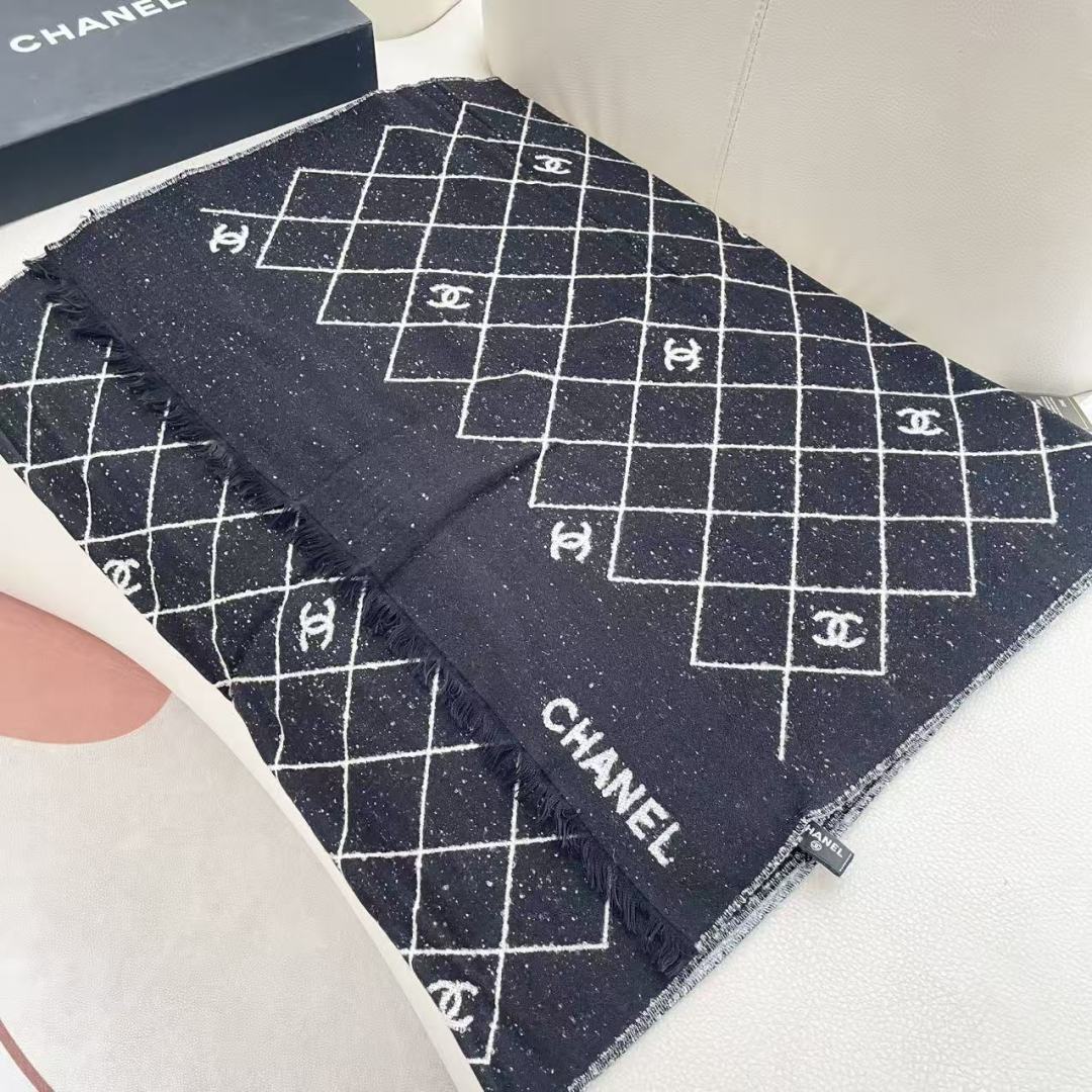 Chanel香家 高级舒适时髦气质，相信我的就收吧！香奈儿这款触动内心的柔美围巾，围巾配有双C光影下非常