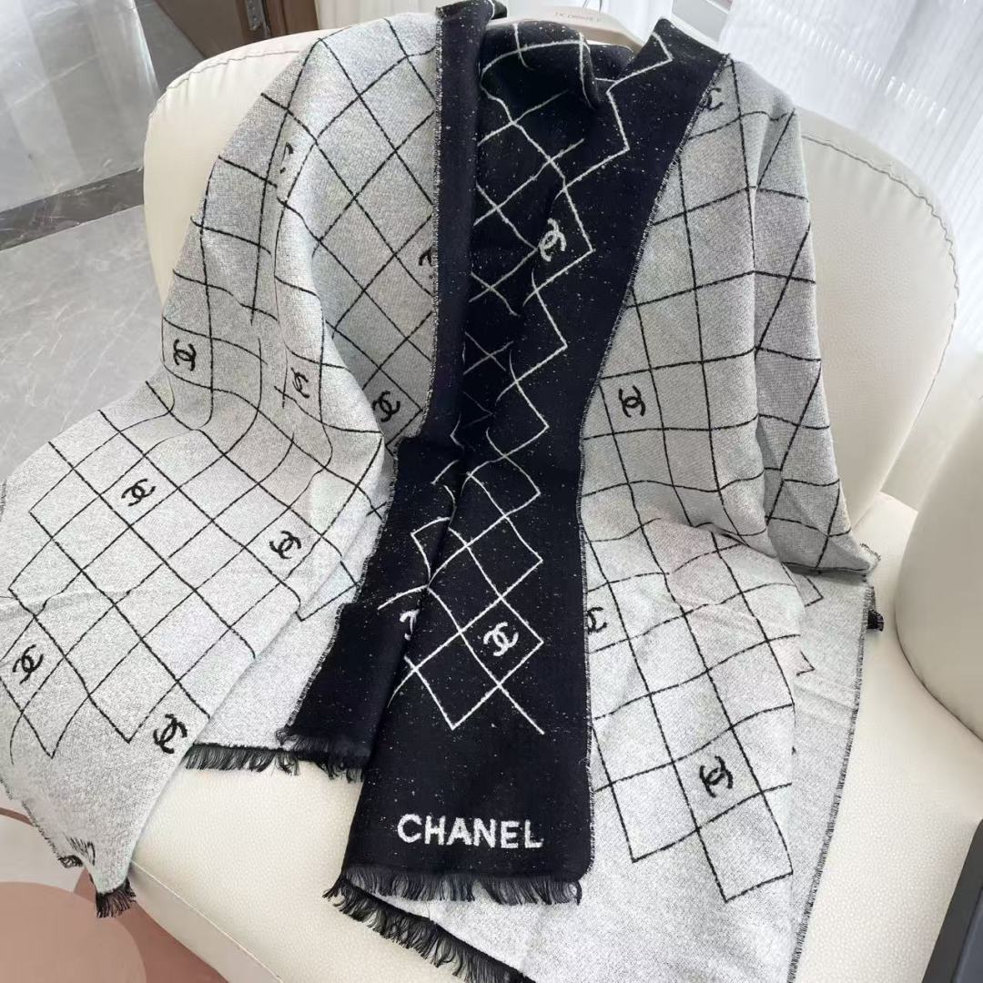 Chanel香家 高级舒适时髦气质，相信我的就收吧！香奈儿这款触动内心的柔美围巾，围巾配有双C光影下非常