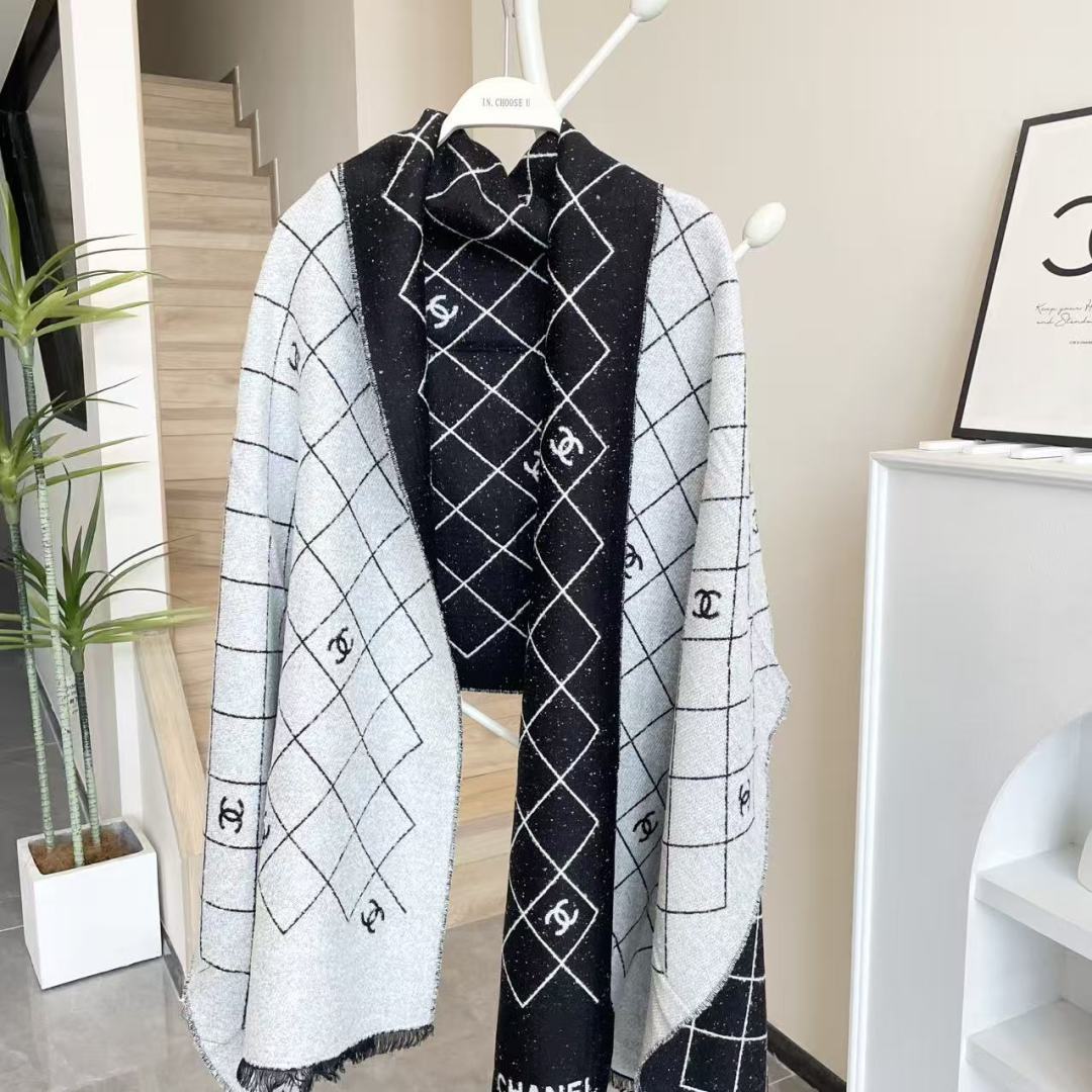 Chanel香家 高级舒适时髦气质，相信我的就收吧！香奈儿这款触动内心的柔美围巾，围巾配有双C光影下非常