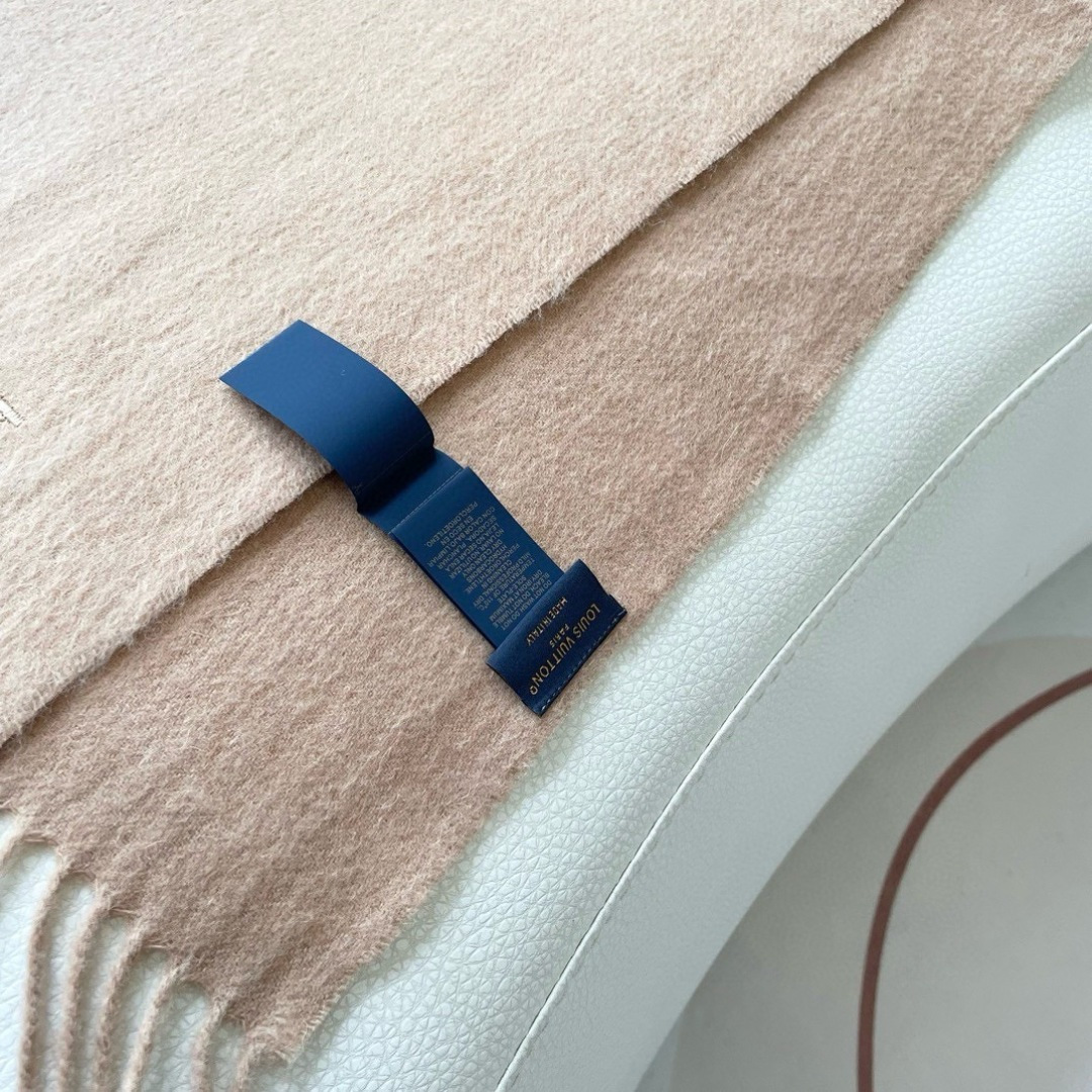 原单品质批！御用殿堂级极品驴！秋冬专柜在售 顶级羊绒长巾.配以精美简约图案组合成经典LV图案 美丽至极 