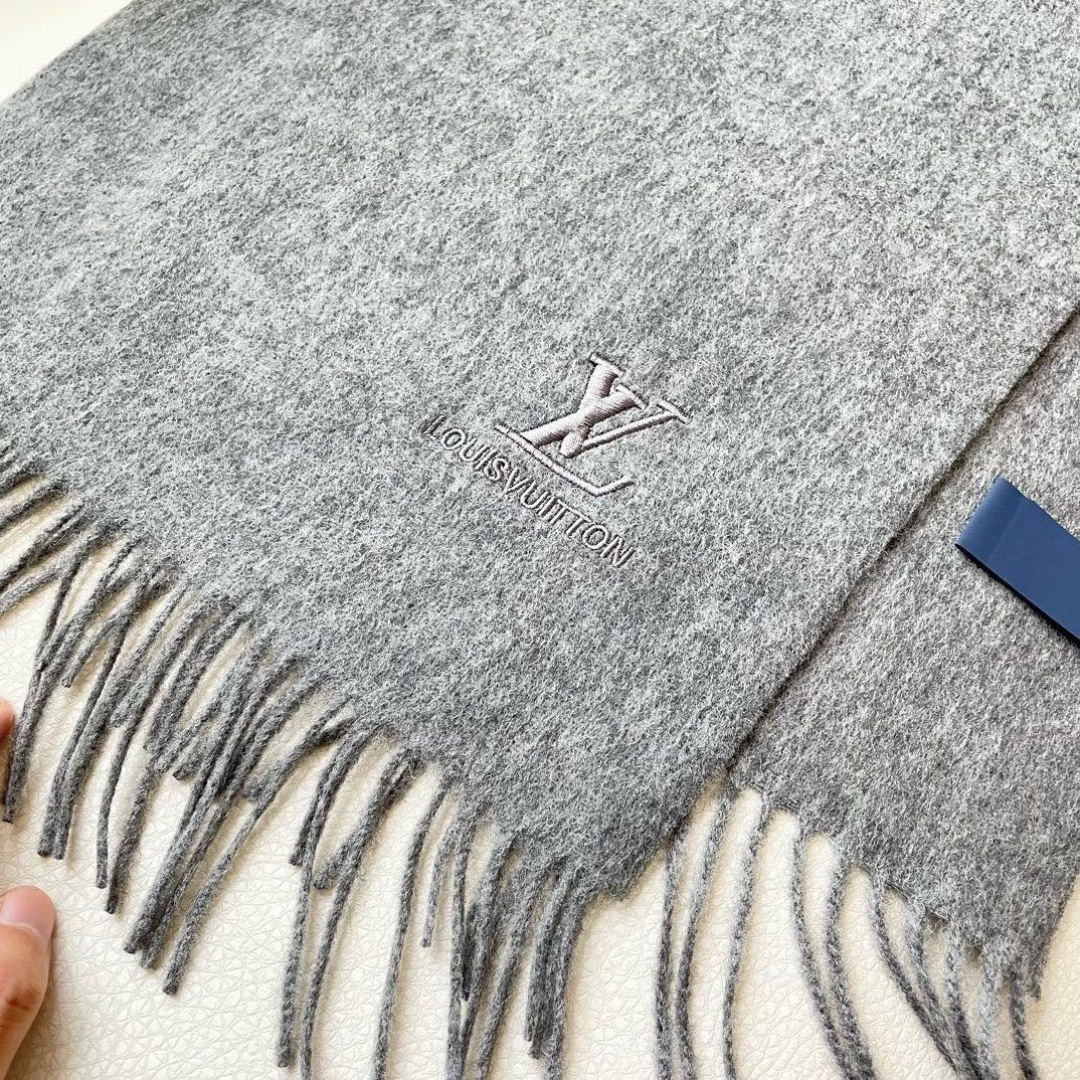 原单品质批！御用殿堂级极品驴！秋冬专柜在售 顶级羊绒长巾.配以精美简约图案组合成经典LV图案 美丽至极 