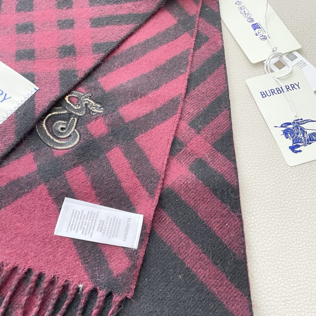 2025蛇年爆款到！ 🆕Burberry · 巴宝莉格子围巾❗️好看的要疯掉了，太有型太有魅力了❗️❗️