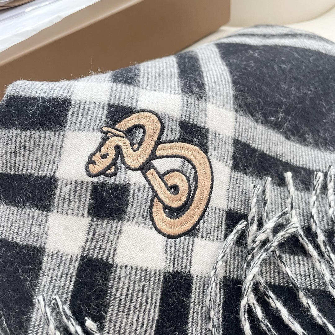 2025蛇年爆款到！ 🆕Burberry · 巴宝莉格子围巾❗️好看的要疯掉了，太有型太有魅力了❗️❗️