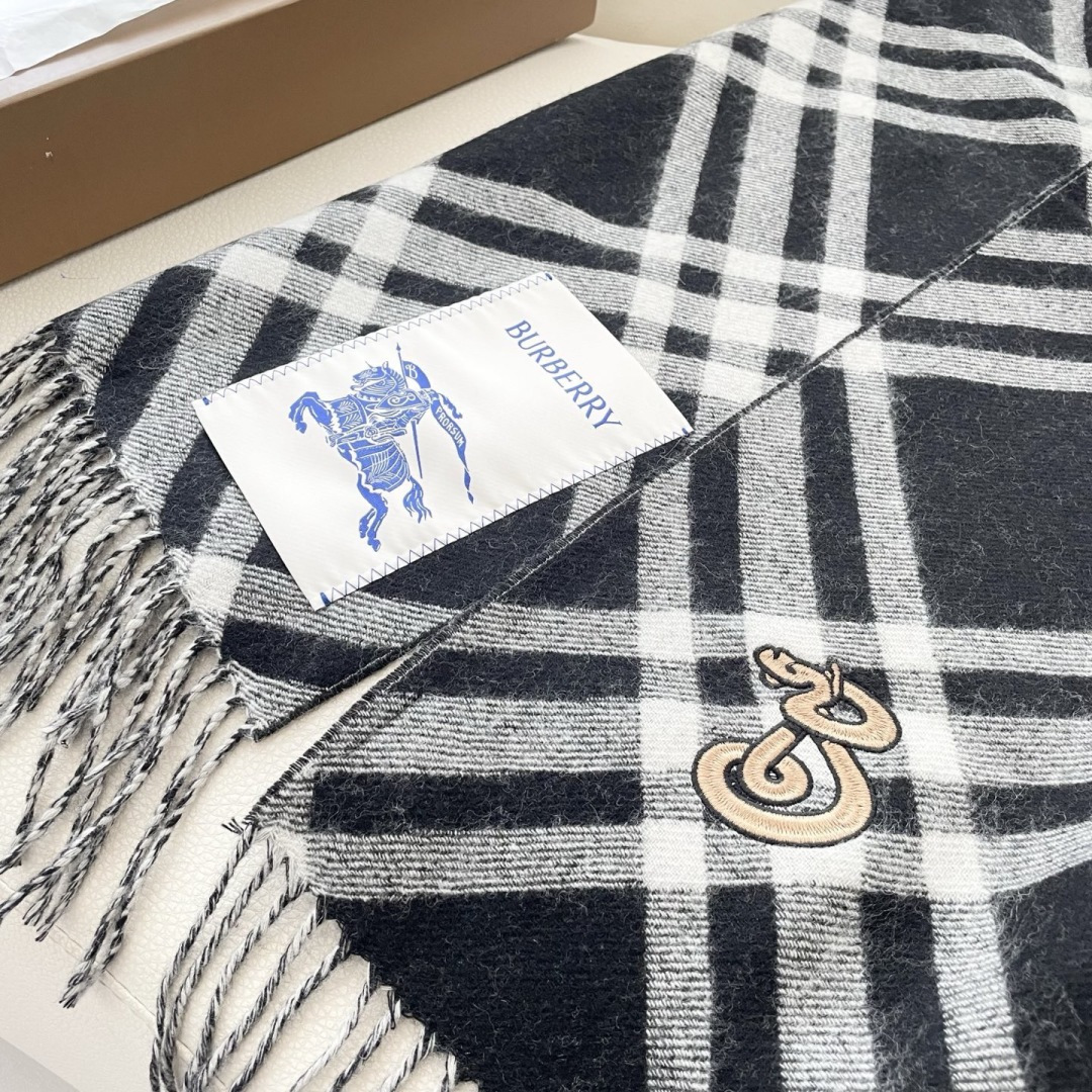 2025蛇年爆款到！ 🆕Burberry · 巴宝莉格子围巾❗️好看的要疯掉了，太有型太有魅力了❗️❗️