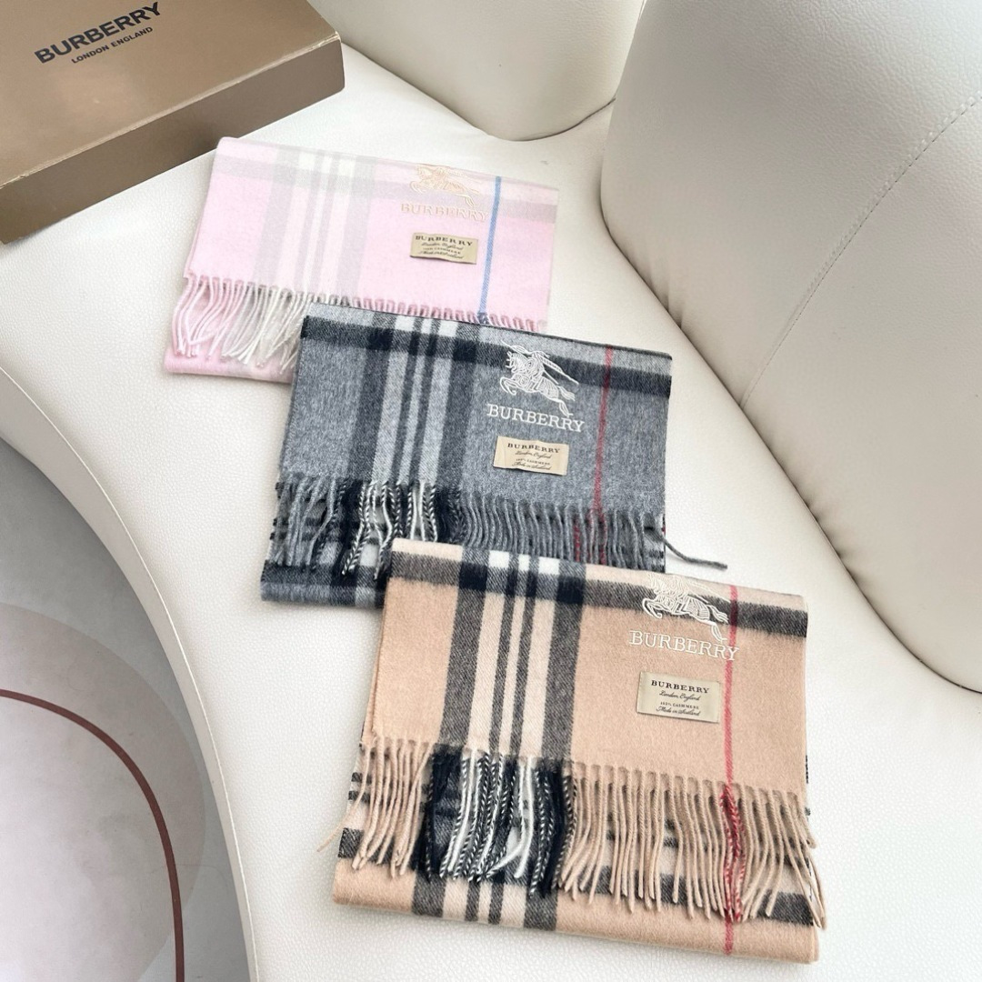 王牌口碑burberry深度水波纹经典羊绒格子围巾‼专柜最新品相，目前专柜都换上了新标👍经典中的经典.全