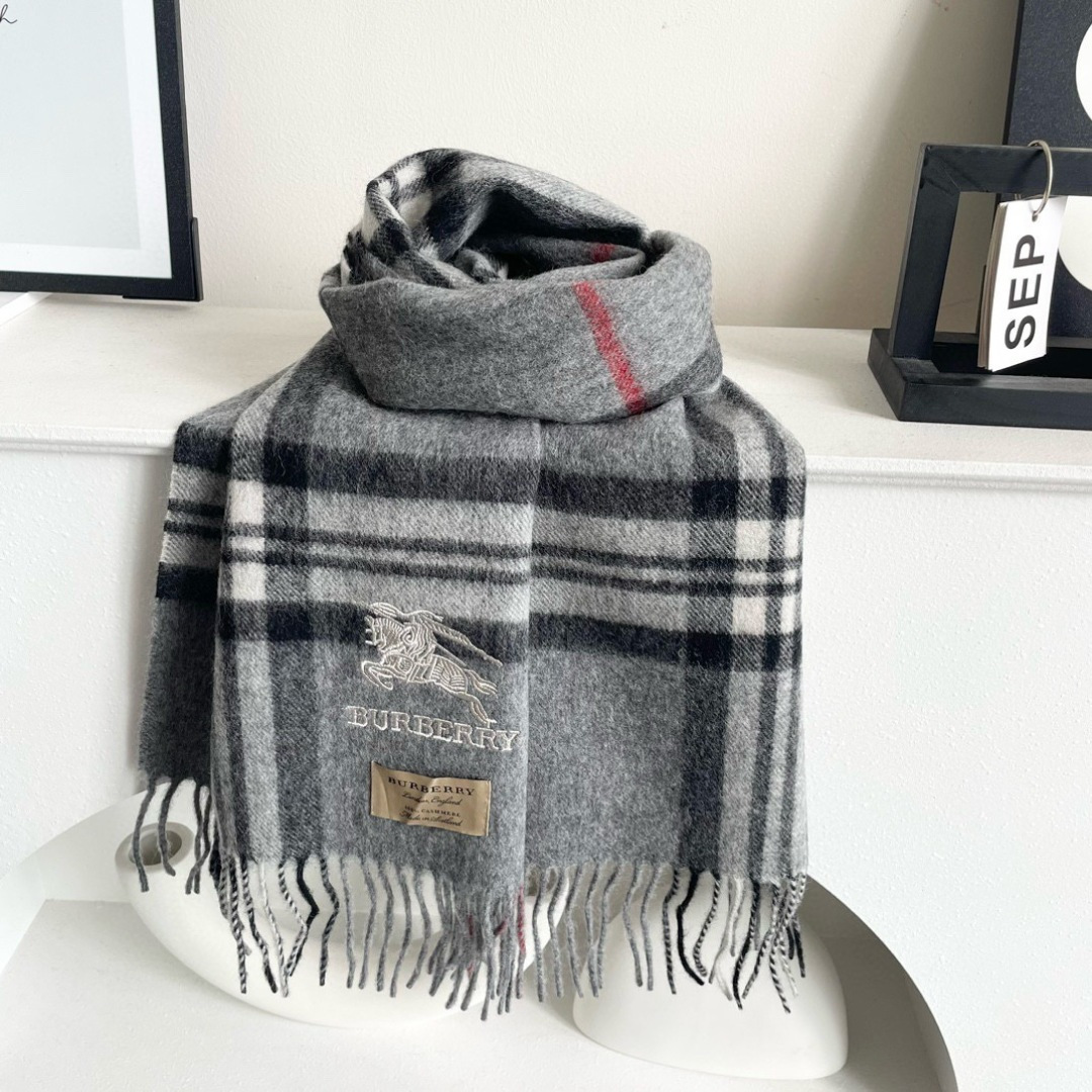 王牌口碑burberry深度水波纹经典羊绒格子围巾‼专柜最新品相，目前专柜都换上了新标👍经典中的经典.全