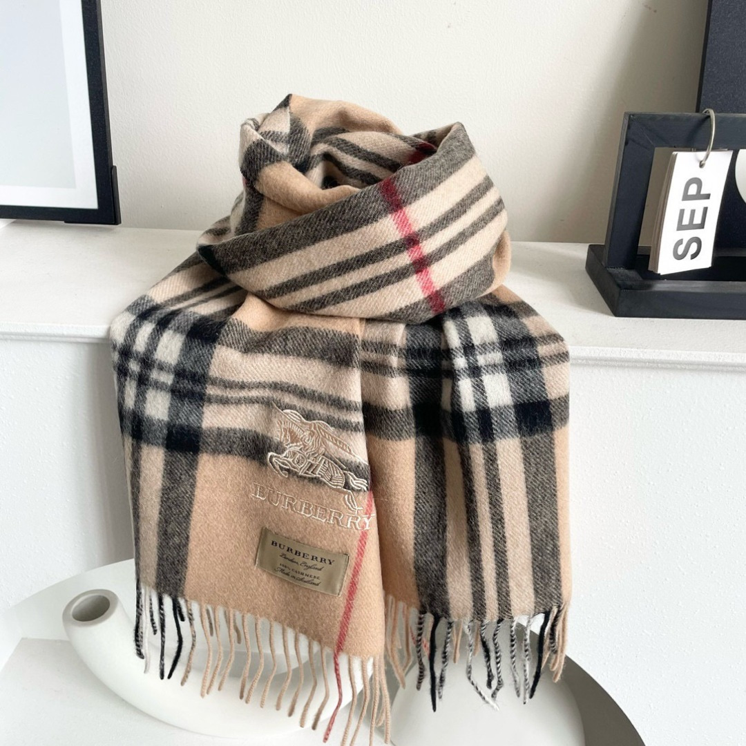 王牌口碑burberry深度水波纹经典羊绒格子围巾‼专柜最新品相，目前专柜都换上了新标👍经典中的经典.全