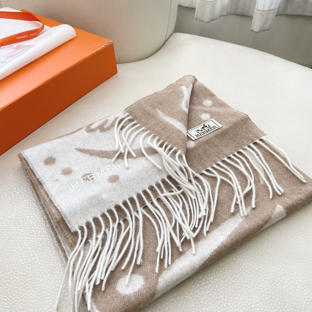 上新2025爱马仕顶级山羊绒男女款围巾且买且珍惜😍~都是出口订单所以比较难遇❤️东西讲究少而精😍好看的一