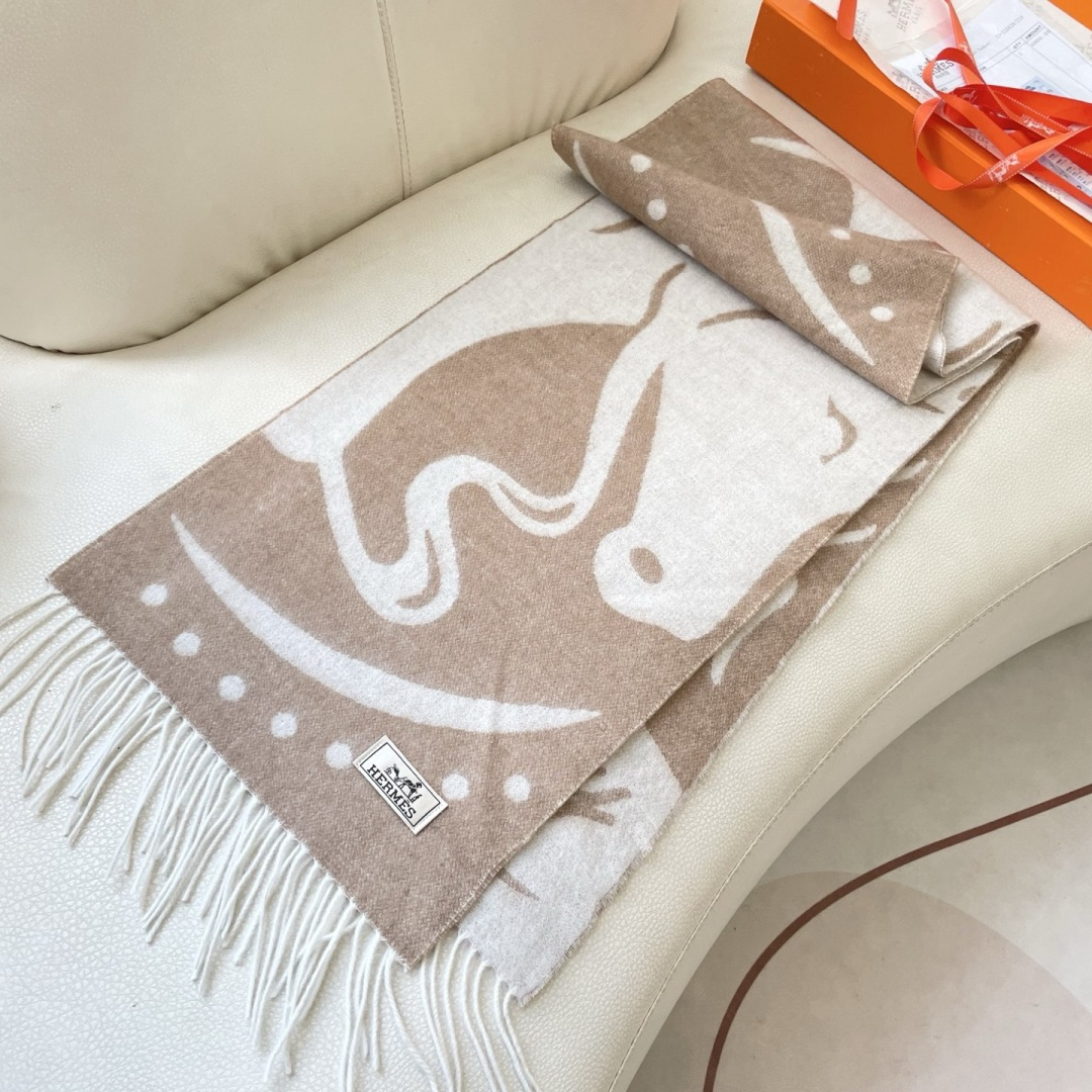 上新2025爱马仕顶级山羊绒男女款围巾且买且珍惜😍~都是出口订单所以比较难遇❤️东西讲究少而精😍好看的一