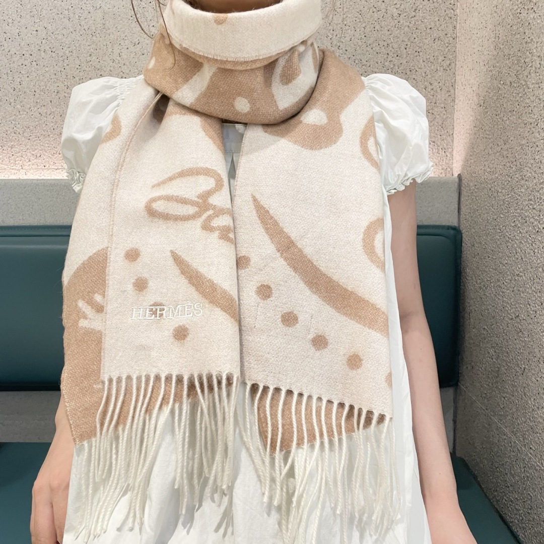 NO:581070,The new 2025 Hermès top cashmere men's and women's scarves are available, buy them and treasure them~ They are all export orders, so it is rare to find something that is small but refined and beautiful. You must buy this H family women's scarf. The style is very feminine and charming. It is a very Classic design for men and women. The classic large-area fabric is made of cashmere supplied by customers. It is very fine and soft, very beautiful. The upper body effect is unparalleled  It is beautiful, simple and has a super nice color scheme. It is a style that any boy or girl will like. The small logo is very exquisite and has a texture that is not ostentatious. It is suitable for formal wear or casual wear. It can be folded in half or hung in a circle. It is stylish for a gentleman and has a warm demeanor. Material cashmere, size 32x180 high version scarf, high version scarf, hermes19860909上新2025爱马仕顶级山羊绒男女款围巾且买且珍惜~都是出口订单所以比较难遇东西讲究少而精好看的一定要收这款H家女士围巾,款式很有女性魅力是男女款里非常Classical的设计,经典大方面料采用的是客供的羊绒细腻柔软度都非常的好,非常漂亮.上身效果无敌好看大气简约,超级好看的配色,任何男生女生都会喜欢的款吧小小Logo非常精致的点缀有质感不张扬~~搭配正装或者搭配休闲装都很合适~对折挂围或者绕圈围都完全可以,绅士有型~有温度的风度.材质羊绒,尺寸32x180高版本围巾,高版本围巾,hermes,scarf
