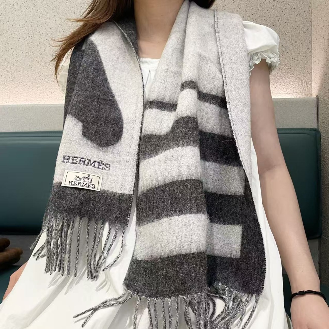 NO:581072,The new 2025 Hermès men's and women's scarves are available, buy them and cherish them~ They are all export orders, so it is rare to find something that is small but refined and beautiful. You must buy this H family women's scarf. The style is very feminine and it is a very Classic design for men and women. The classic large-area fabric is made of cashmere supplied by customers. It is very fine and soft, very beautiful. The upper body effect is unparalleled.  It looks simple and elegant, and has a super nice color scheme. It is a style that any boy or girl will like. The small logo is very exquisite and has a texture that is not ostentatious. It is suitable for formal wear or casual wear. It can be folded in half or hung in a circle. It is stylish for a gentleman and has a warm demeanor. Material cashmere, size 32x160 high version scarf, high version scarf, Hermes19860909上新2025爱马仕男女款围巾且买且珍惜~都是出口订单所以比较难遇东西讲究少而精好看的一定要收这款H家女士围巾,款式很有女性魅力是男女款里非常Classical的设计,经典大方面料采用的是客供的羊绒细腻柔软度都非常的好,非常漂亮.上身效果无敌好看大气简约,超级好看的配色,任何男生女生都会喜欢的款吧小小Logo非常精致的点缀有质感不张扬~~搭配正装或者搭配休闲装都很合适~对折挂围或者绕圈围都完全可以,绅士有型~有温度的风度.材质羊绒,尺寸32x160高版本围巾,高版本围巾,hermes,scarf