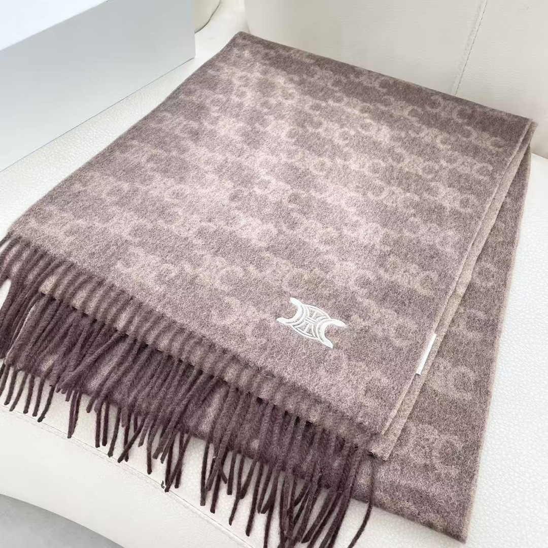 赛林 凯旋门散林老花羊绒围巾终于出货了……很多宝宝要的上身图来啦！羊绒的质地戴起来软乎乎超舒服！双面明暗