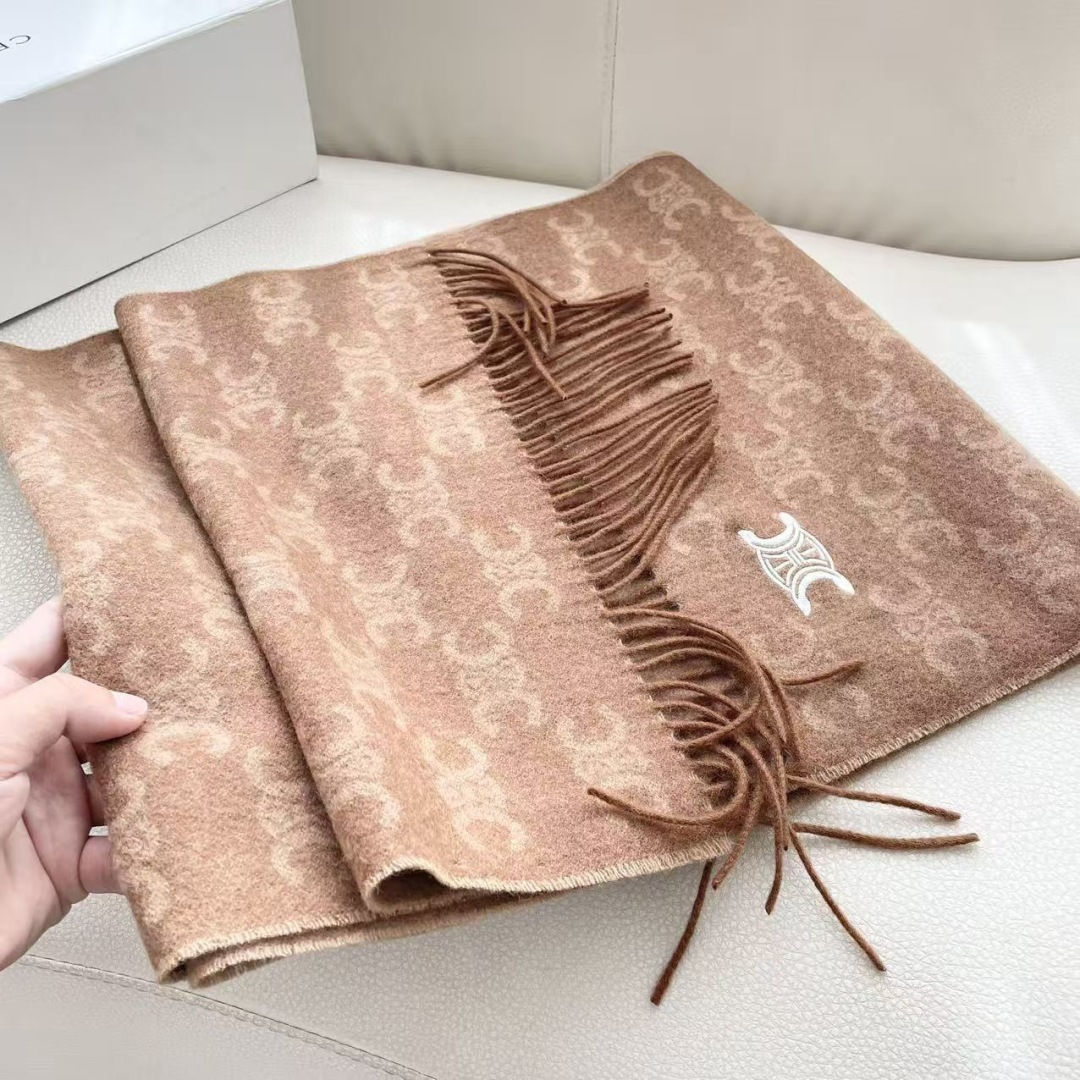 赛林 凯旋门散林老花羊绒围巾终于出货了……很多宝宝要的上身图来啦！羊绒的质地戴起来软乎乎超舒服！双面明暗