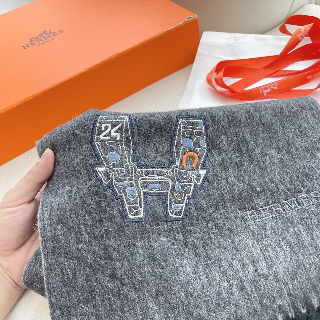 上新2025爱马仕男女款围巾且买且珍惜😍~都是出口订单所以比较难遇❤️东西讲究少而精😍好看的一定要收😎这