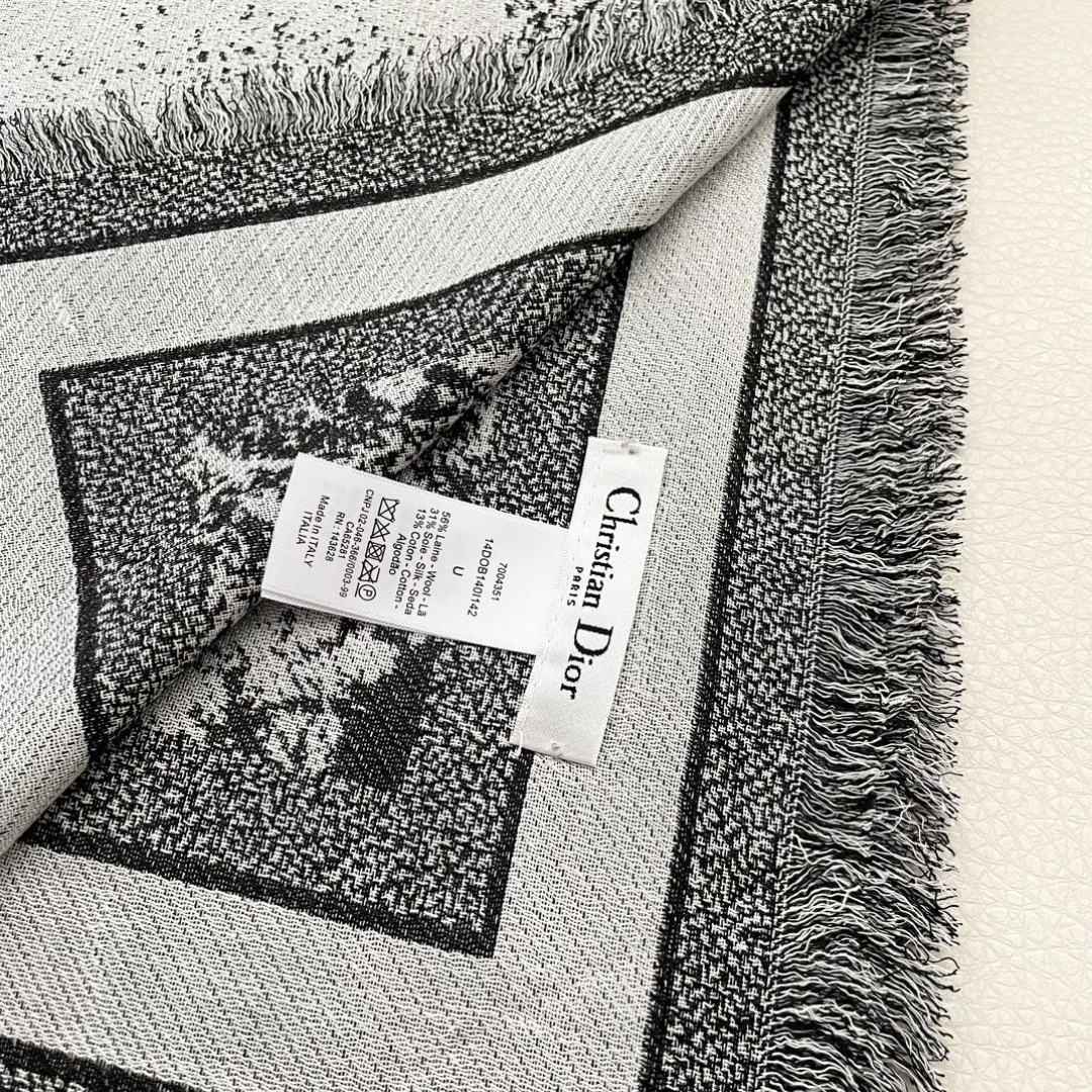 方巾】Dior披肩❤️经典字母👍搭配丝毛混纺的华美质感，与成衣和配饰系列单品搭配相宜。尺寸：140 x 