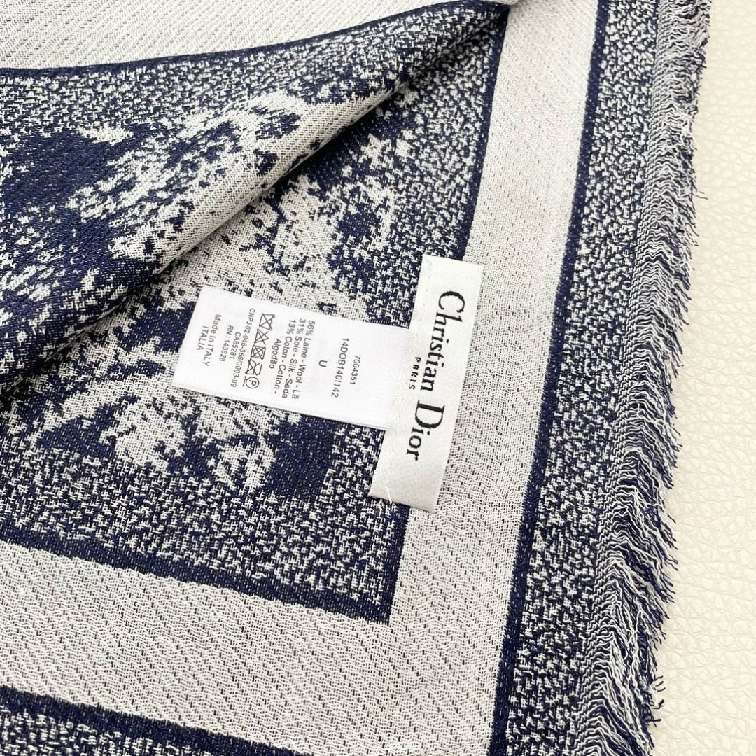 方巾】Dior披肩❤️经典字母👍搭配丝毛混纺的华美质感，与成衣和配饰系列单品搭配相宜。尺寸：140 x 