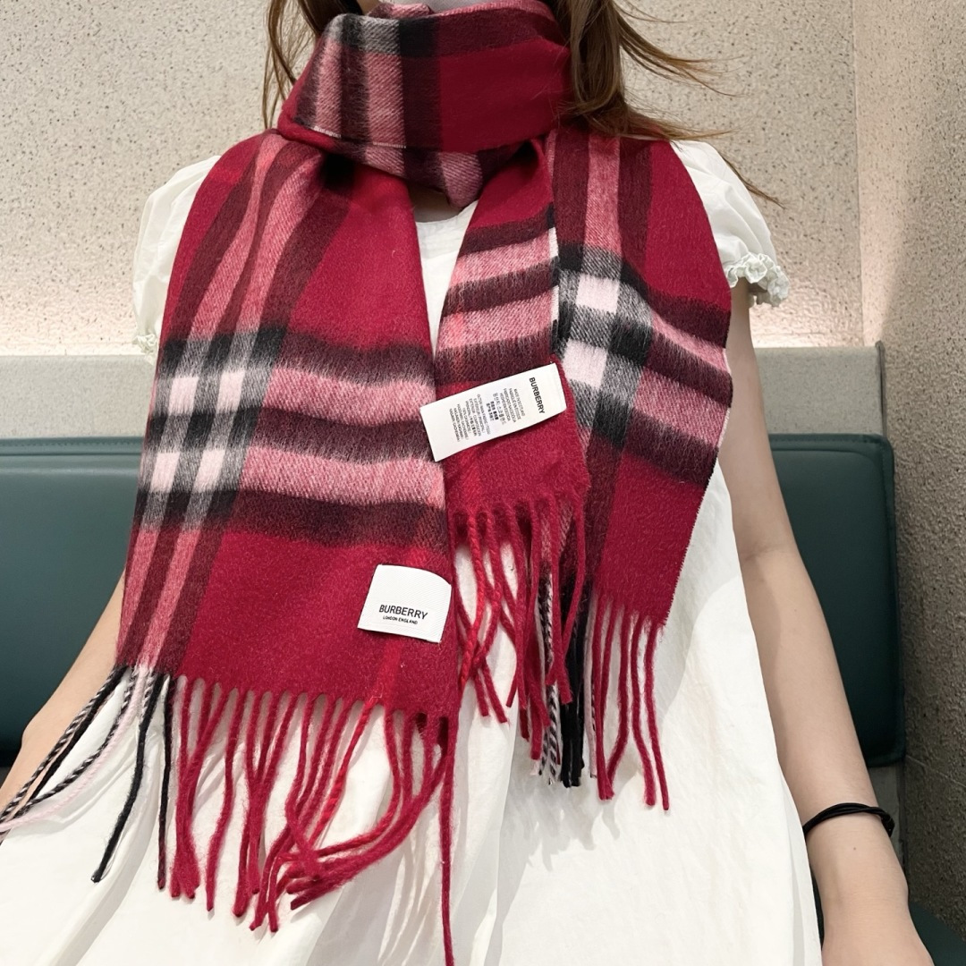 NO:574360,Burberry's masterpiece of ingenuity·Classic large-lattice double-sided jacquard cashmere scarf is exactly the same as 2 scarves. Riccardo Tisci, chief creative director of the brand  One of my favorite symbols. The new model that is hot-selling at the counter. It is very thick and warm. The weaving is too complicated and takes too long. The size is 45*210cm and is sold out. B has used the double-sided design on the scarf more than once. The effect is super great. The price at the counter + I heard from the factory that this batch of goods is a headache for the whole factory. It cannot use the traditional method of straw brushing for scarves because the bottom fleece is pulled up.  At the same time, it will also damage the yarn, so you have never heard of the term 'zero point nap method'. This is a professional term for scarf finishing, and the technology is extremely difficult. To put it simply, it relies on the speed of the raising machine to raise the velvet a little, so as not to damage the scarf... Let's not talk about it, sell it, grab it and you can say that you have earned a high version of the scarf, high version of the scarf, burberry19860909Burberry 匠心巨作· 经典大格双面提花羊绒围巾完全等于2条围巾品牌首席创意总监Riccardo Tisci 最喜爱的标志之一.专柜热卖的新款,非常厚实保暖织造太复杂,耗时太长了,售完无补的尺寸45*210cm,B将双面设计不只一次用在了围巾上,效果是超级棒的,专柜售价+听工厂说这批货让后整厂也是很头疼的,不能用传统围巾草拉绒的起绒方式,因为把底绒拉起来的同时,也会损坏纱线,所以用了零点底绒法这个词大家都没听过吧,这是围巾后整的专业术语,技术难度极为大.简单说下就是依靠起绒机的带速,把底绒稍微起来一点,这样才不会破坏围巾...不说了,卖货吧,抢到可以说就是赚到了高版本围巾,高版本围巾,burberry,scarf