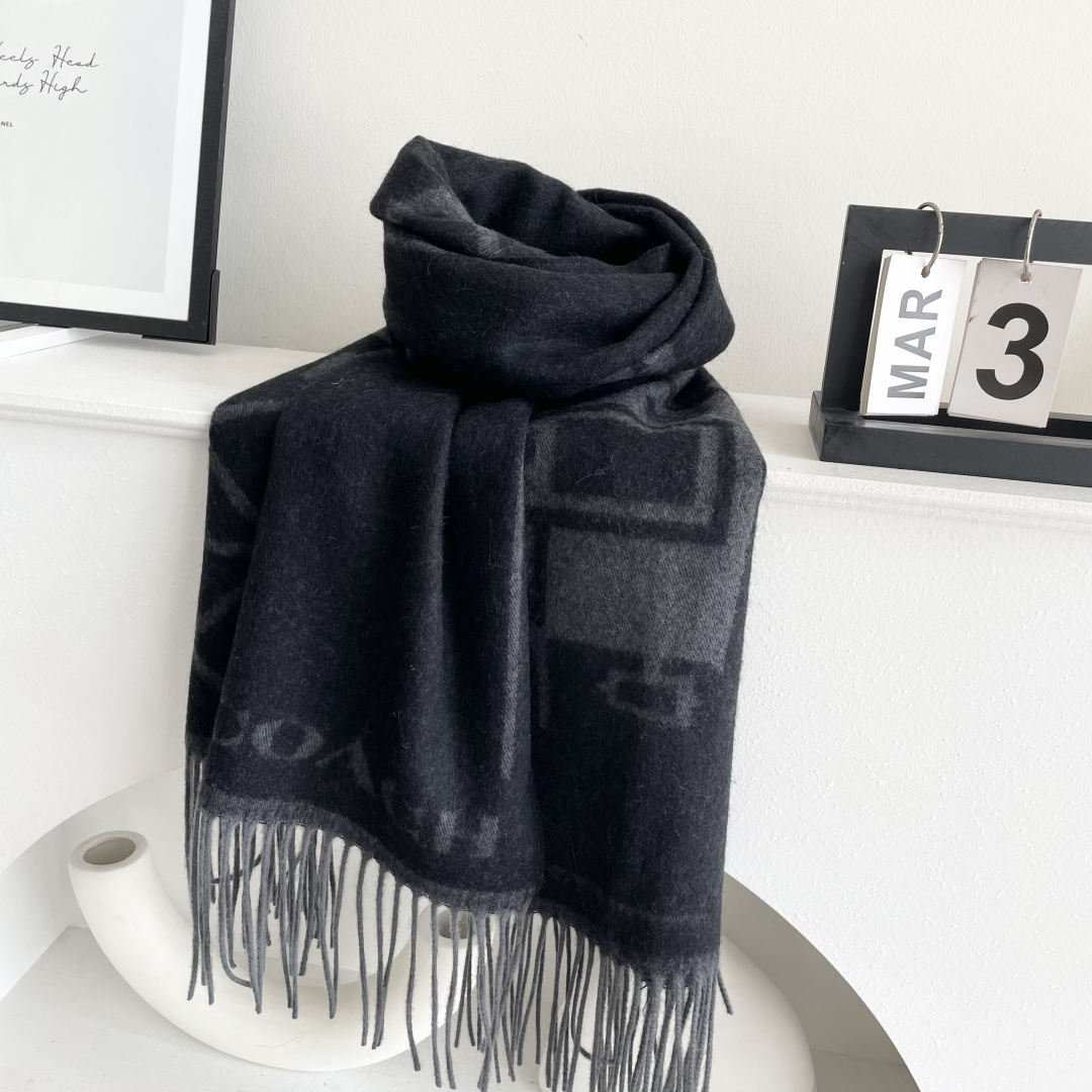 高版本✨【经典款】COACH经典 蔻驰披肩也太好看了吧！不仅有颜值还有品质，羊绒，手感超级软糯和舒服，尺