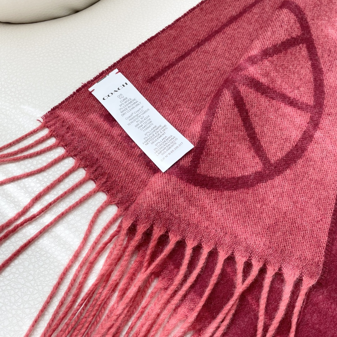 高版本✨【经典款】COACH经典 蔻驰披肩也太好看了吧！不仅有颜值还有品质，羊绒，手感超级软糯和舒服，尺