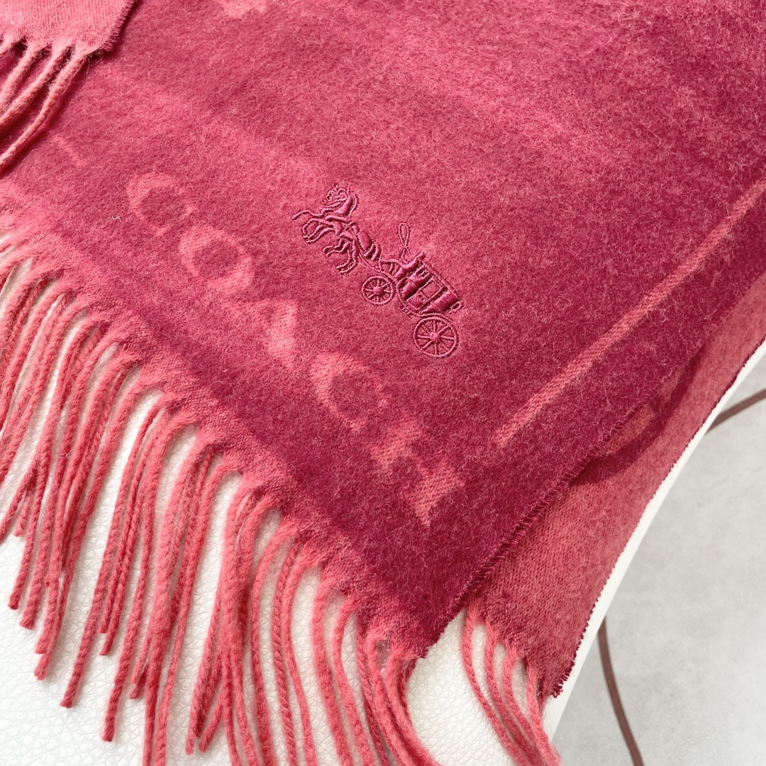 高版本✨【经典款】COACH经典 蔻驰披肩也太好看了吧！不仅有颜值还有品质，羊绒，手感超级软糯和舒服，尺