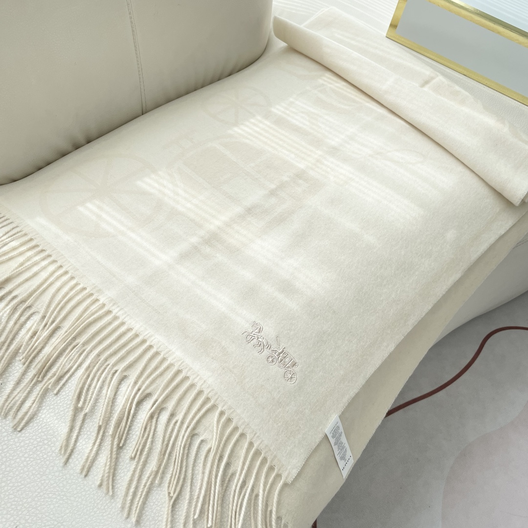 高版本✨【经典款】COACH经典 蔻驰披肩也太好看了吧！不仅有颜值还有品质，羊绒，手感超级软糯和舒服，尺