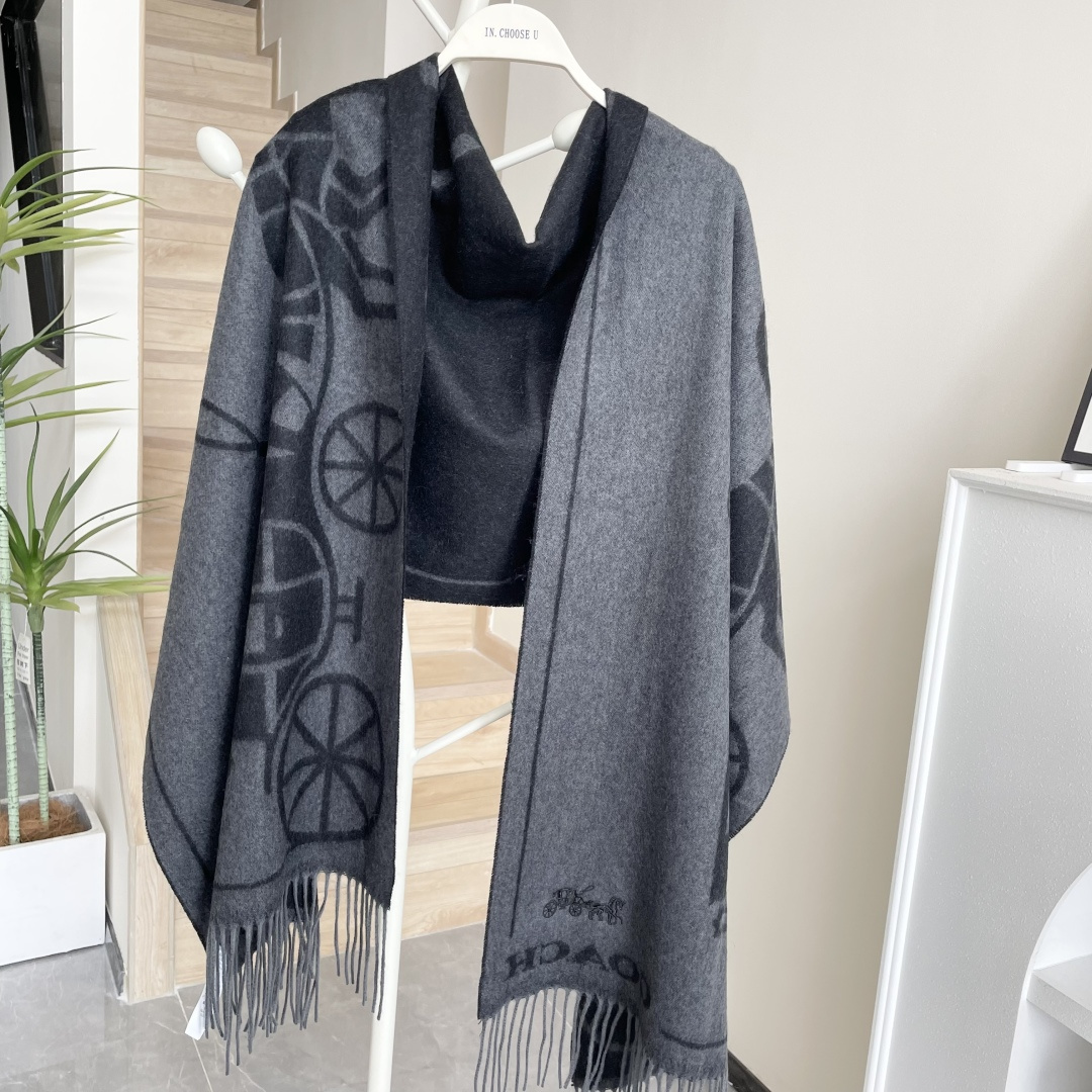 高版本✨【经典款】COACH经典 蔻驰披肩也太好看了吧！不仅有颜值还有品质，羊绒，手感超级软糯和舒服，尺