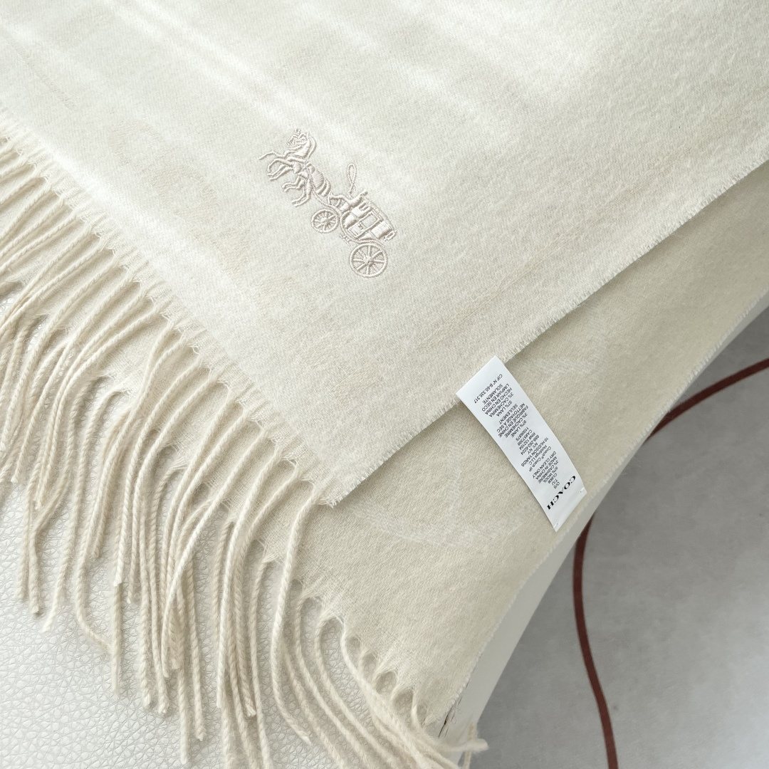 高版本✨【经典款】COACH经典 蔻驰披肩也太好看了吧！不仅有颜值还有品质，羊绒，手感超级软糯和舒服，尺