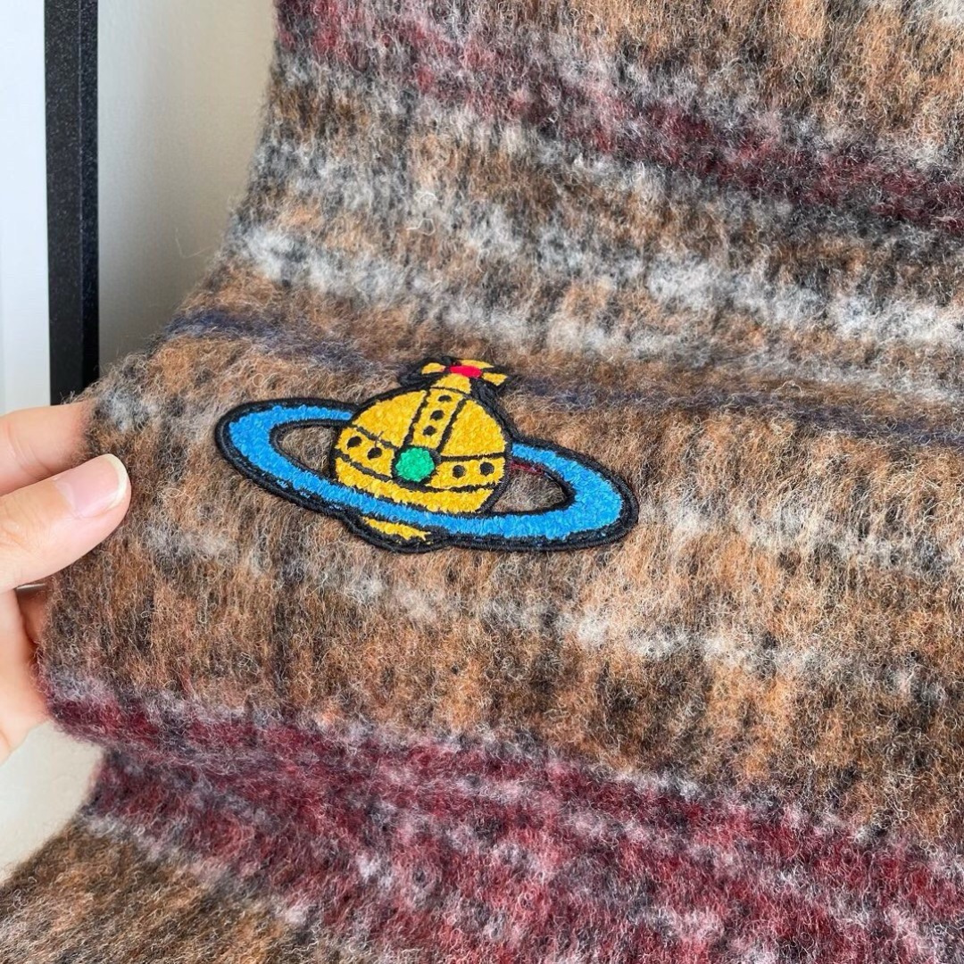 2025小红书走火爆款 𝐕𝐢𝐯𝐢𝐞𝐧𝐧𝐞 𝐖𝐞𝐬𝐭𝐰𝐨𝐨𝐝🪐✨经典大土星马海毛围巾 vivienne w