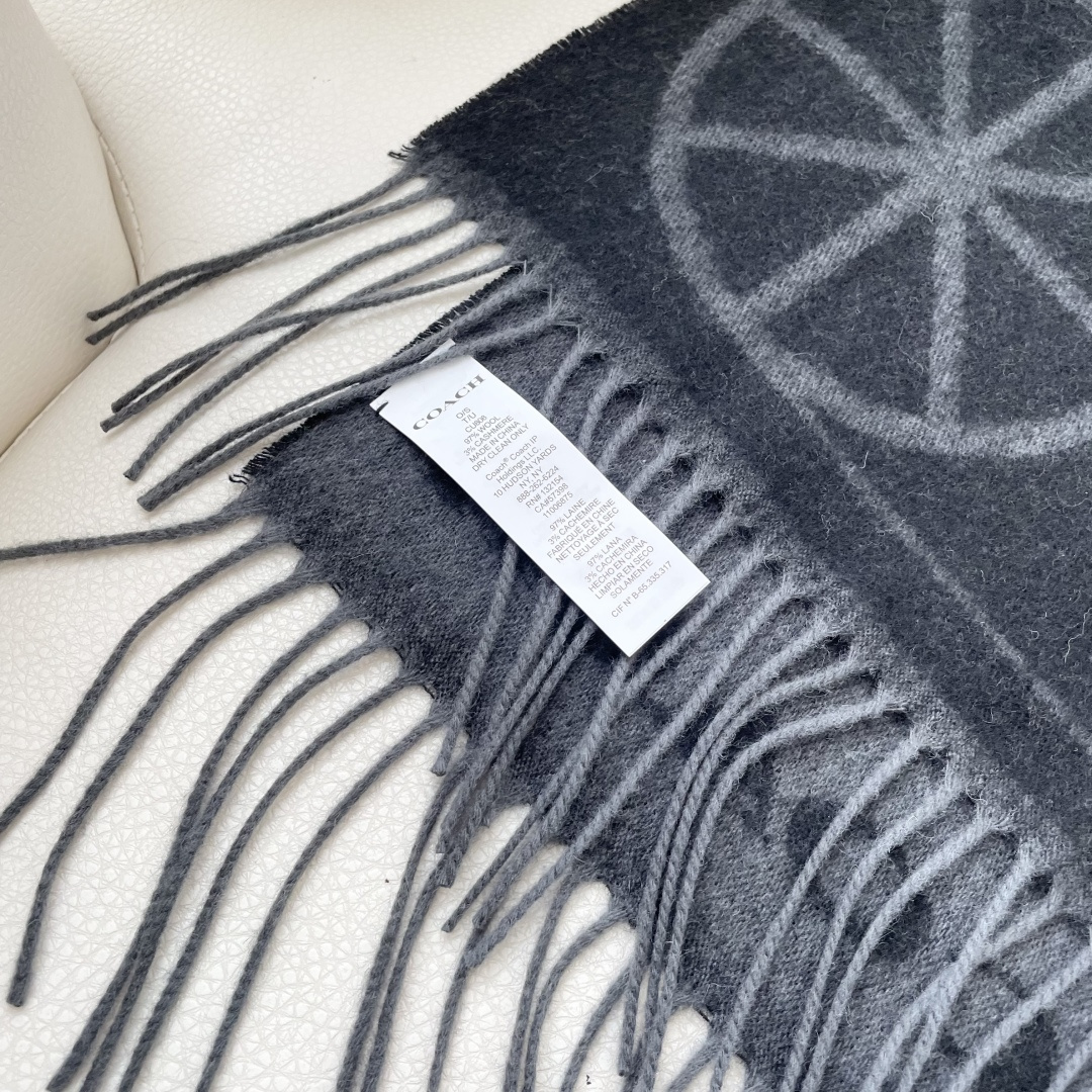 高版本✨【经典款】COACH经典 蔻驰披肩也太好看了吧！不仅有颜值还有品质，羊绒，手感超级软糯和舒服，尺