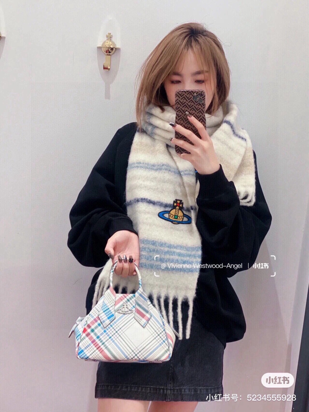 2025小红书走火爆款 𝐕𝐢𝐯𝐢𝐞𝐧𝐧𝐞 𝐖𝐞𝐬𝐭𝐰𝐨𝐨𝐝🪐✨经典大土星马海毛围巾 vivienne w