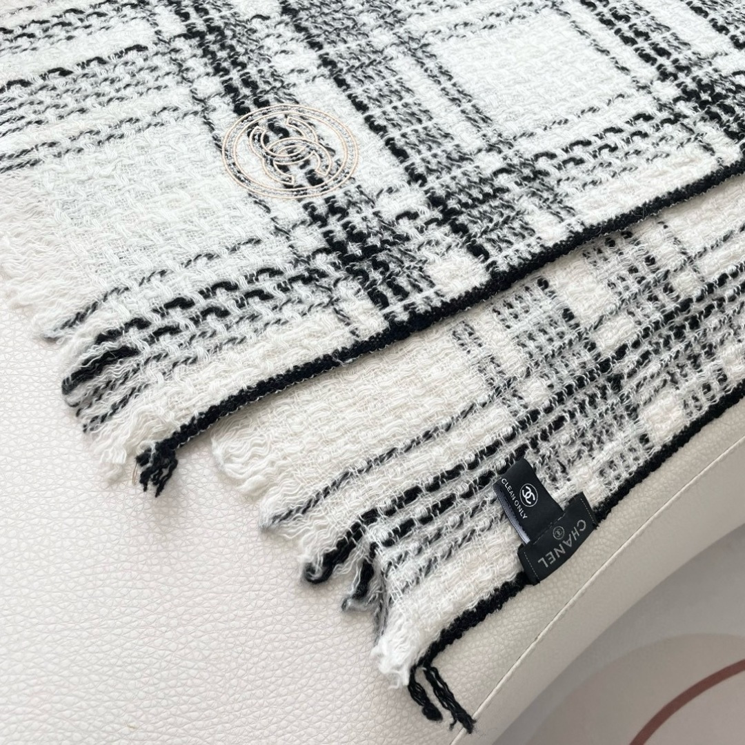 😍👍香奈儿2025专柜最新款‼️【顶级羊绒围巾】。爆款哦 😘💍实物真心美 🎀披肩配以精美logo的刺绣💓